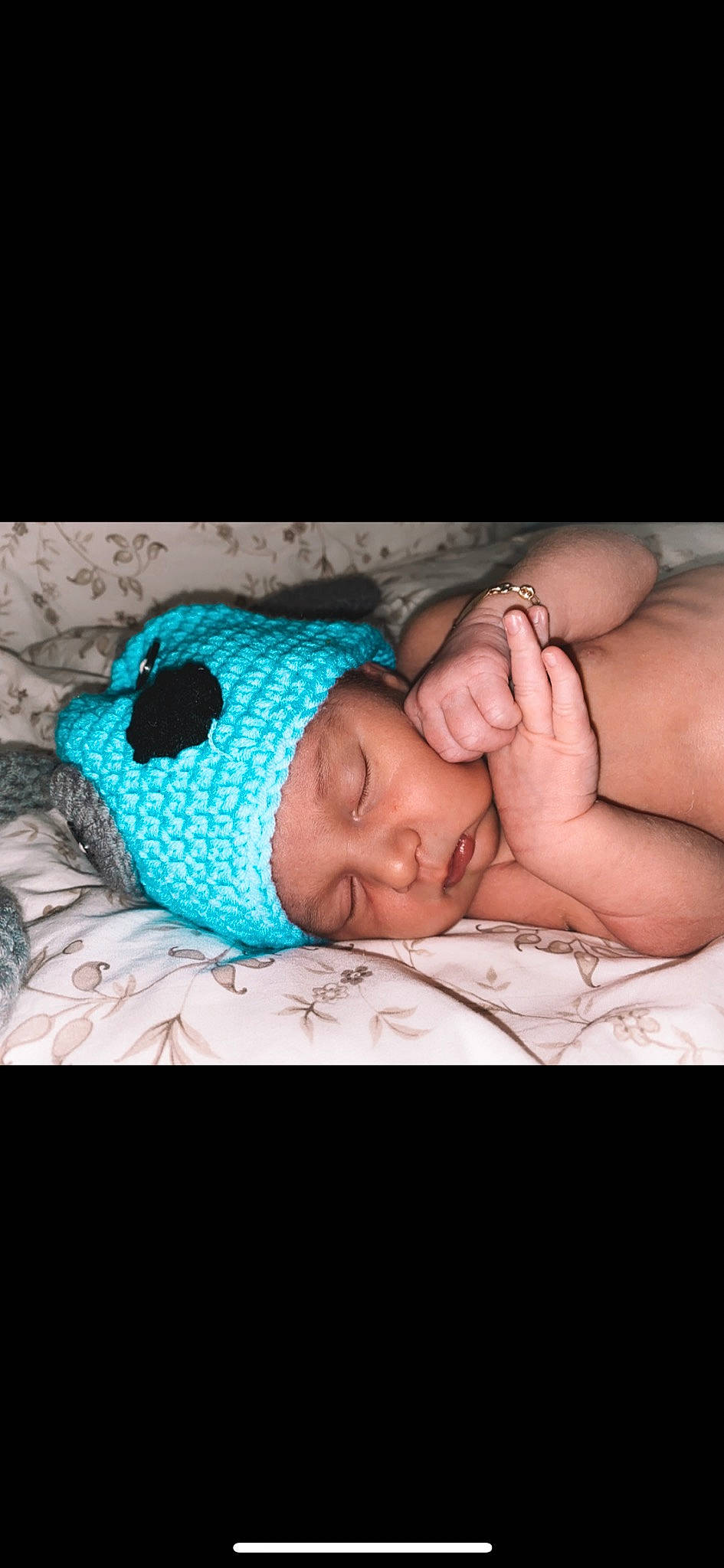 Boston participe au concours pour gagner de l'argent avec cette photo : baby, baby_sleeping, beanie, bedding, bedtime, cap, comfort, electric_blue, fashion_accessory, flash_photography, head, headwear, knit_cap, linens, mammal, nap, pattern, person, portrait_photography, sleeve
