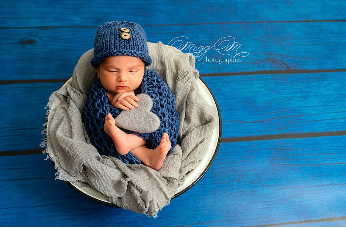 Boston a rejoint le concours — aidez-le/la à gagner de superbes lots ! baby, baby_sleeping, baby_toddler_clothing, blue, cap, child, comfort, denim, electric_blue, flooring, grey, happy, headgear, headwear, knit_cap, pattern, person, sleeve, t_shirt, textile