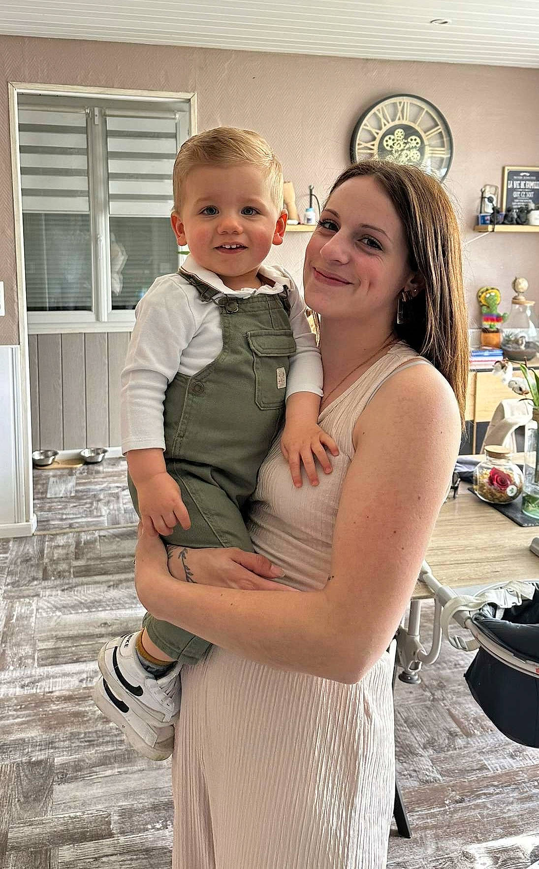 Mathys participe au concours pour gagner de l'argent avec cette photo : baby, belt, child, door, dress, event, fashion_design, formal_wear, fun, gesture, happy, jewellery, joy, person, picture_frame, shelf, shoulder, sitting, smile, style