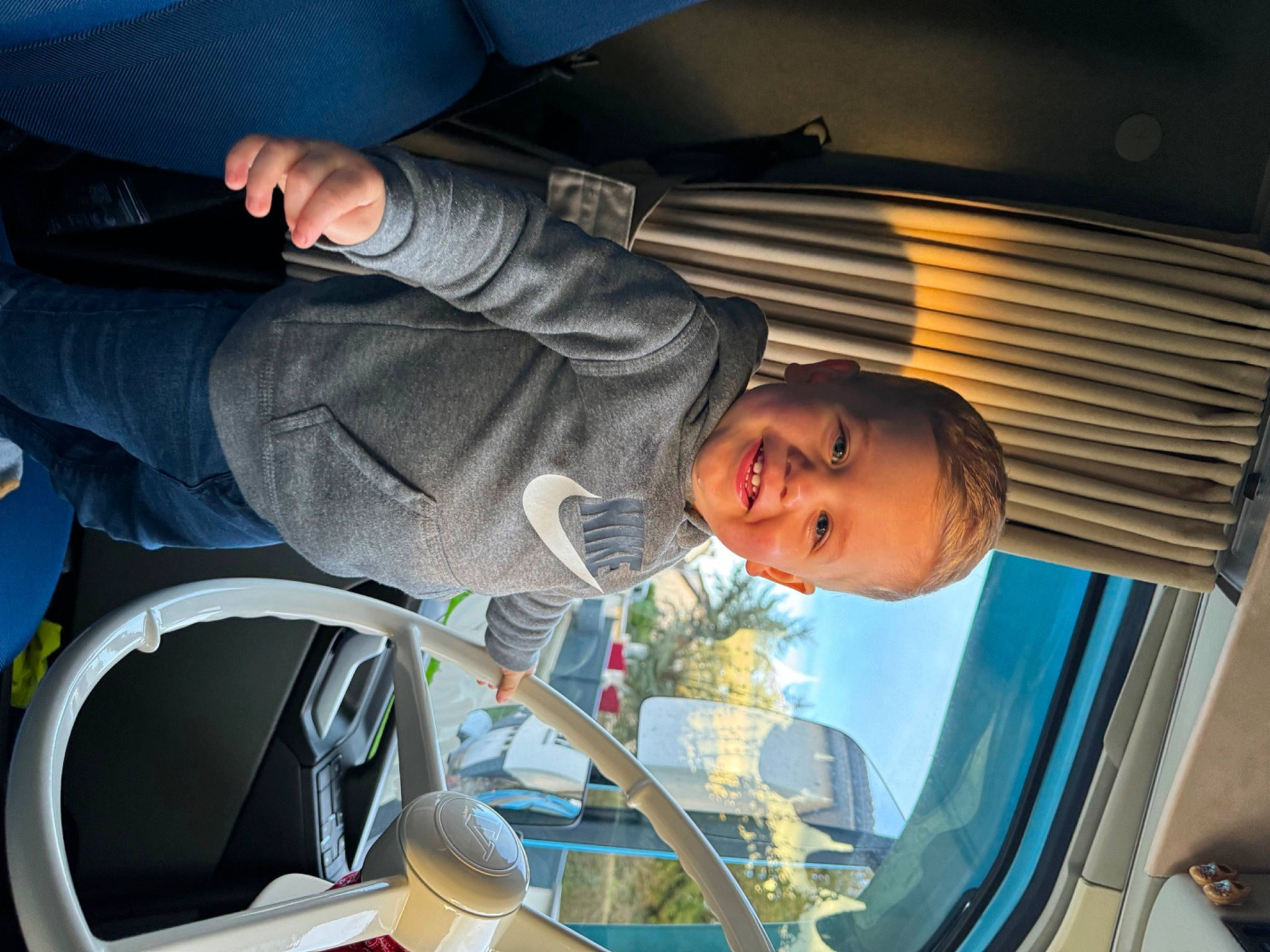 Mathys a rejoint le concours — aidez-le/la à gagner de superbes lots ! auto_part, automotive_design, automotive_exterior, automotive_lighting, automotive_window_part, bumper, eyewear, family_car, fun, headlamp, hood, joy, luxury_vehicle, motor_vehicle, person, smile, space, trunk, vehicle, vehicle_door