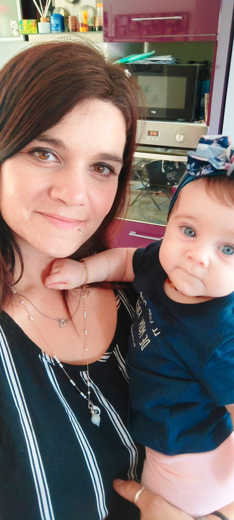 Myla participe au concours pour gagner de l'argent avec cette photo : cheek, chin, clothing, cool, eyebrow, eyelash, face, finger, gesture, hair, hairstyle, happy, home_appliance, joy, lip, neck, nose, organ, person, skin