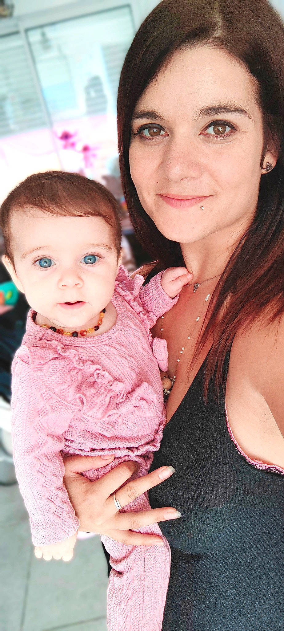 Myla participe au concours pour gagner de l'argent avec cette photo : cheek, chin, eye, eyelash, face, facial_expression, gesture, hairstyle, happy, head, iris, joy, lip, mouth, nose, organ, person, pink, shoulder, skin