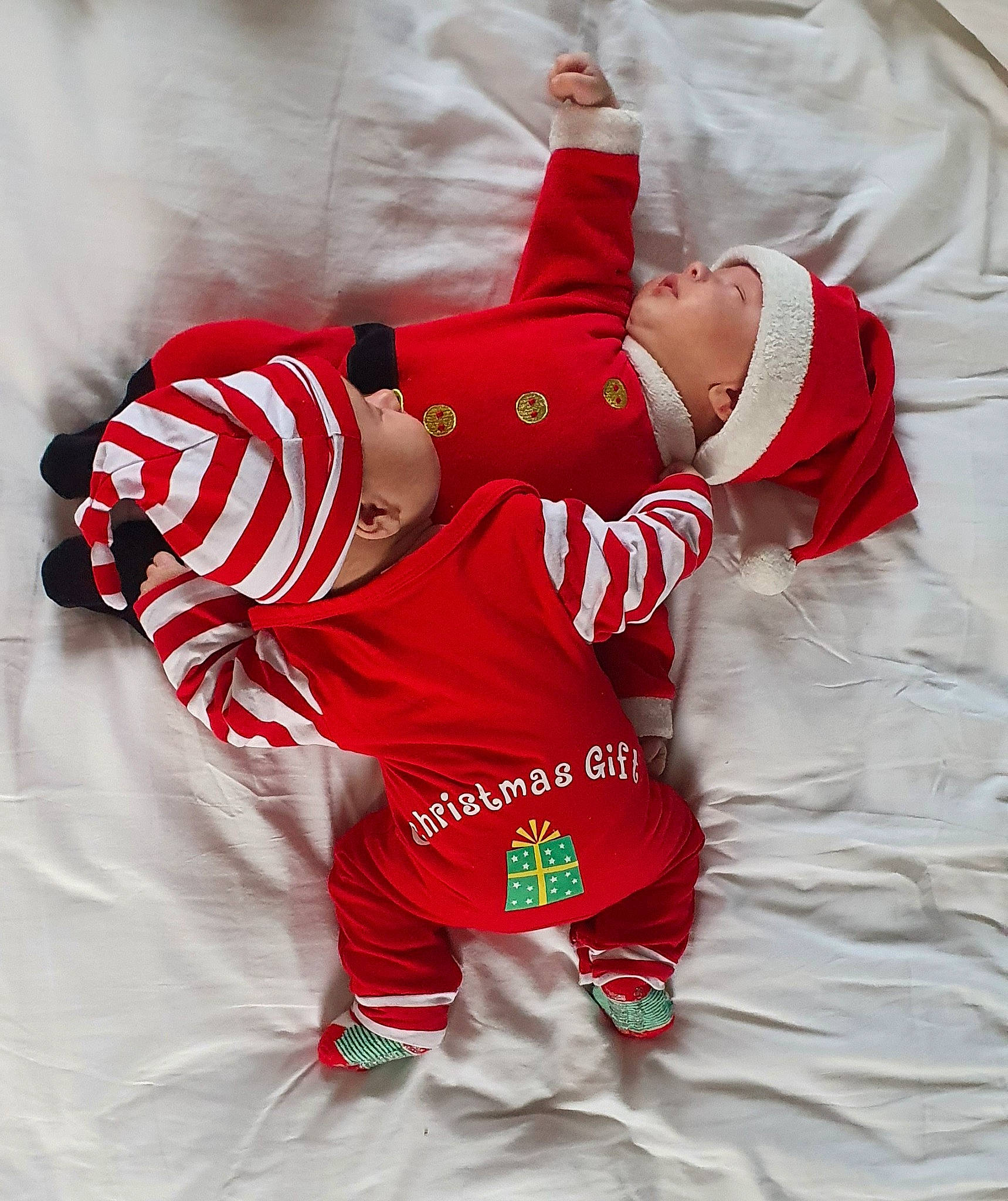 Simon Et Martin participe au concours pour gagner de l'argent avec cette photo : carmine, collar, event, font, gesture, headwear, holiday, human_leg, jersey, linens, person, player, shorts, sleeve, sock, sports_jersey, sports_uniform, sportswear, t_shirt, team