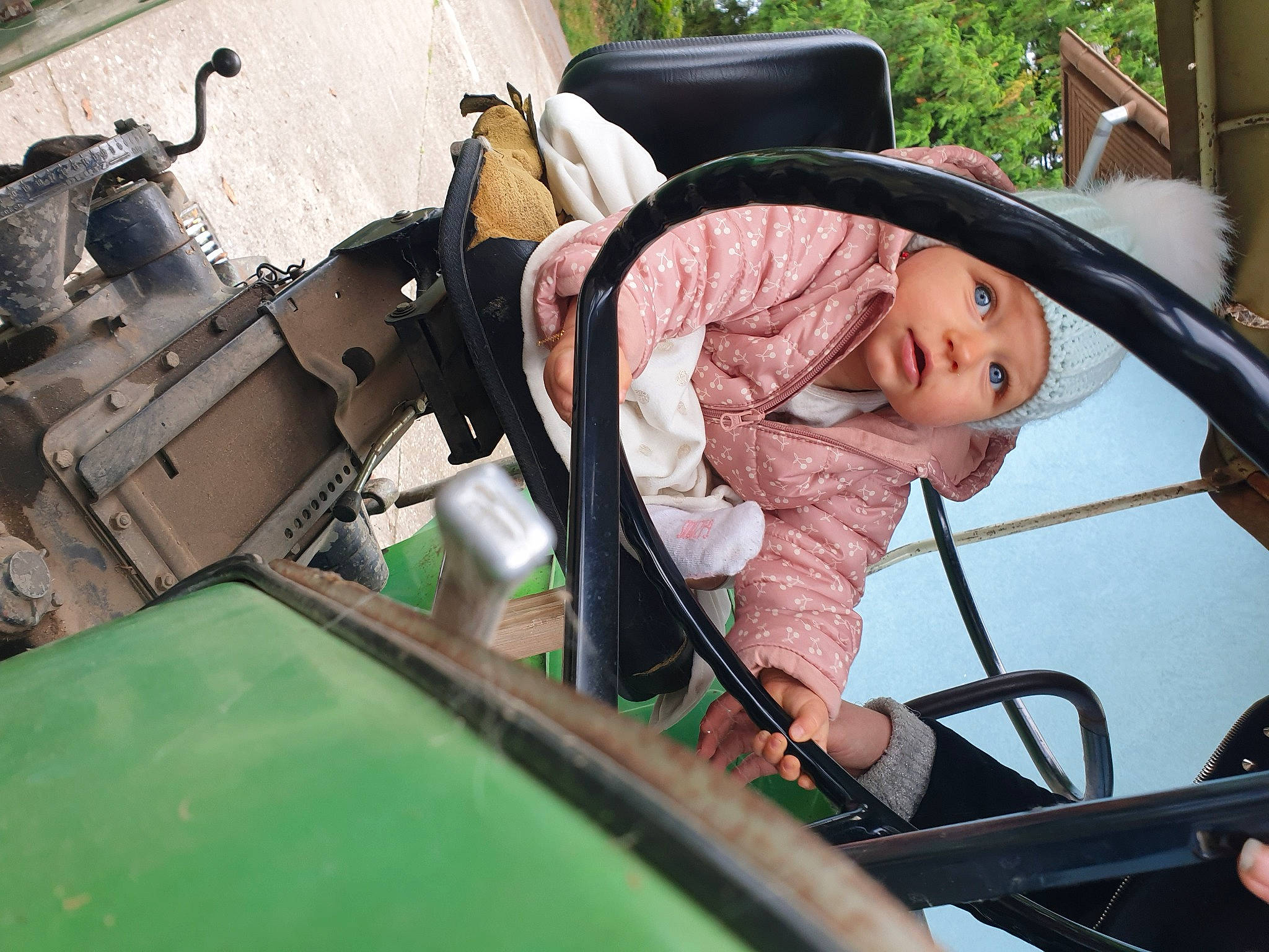 Louna a rejoint le concours — aidez-le/la à gagner de superbes lots ! army, auto_part, automotive_design, automotive_exterior, baby_carriage, headwear, hood, marines, military_organization, military_person, military_vehicle, mode_of_transport, motor_vehicle, person, plant, smile, soldier, toddler, tractor, tree