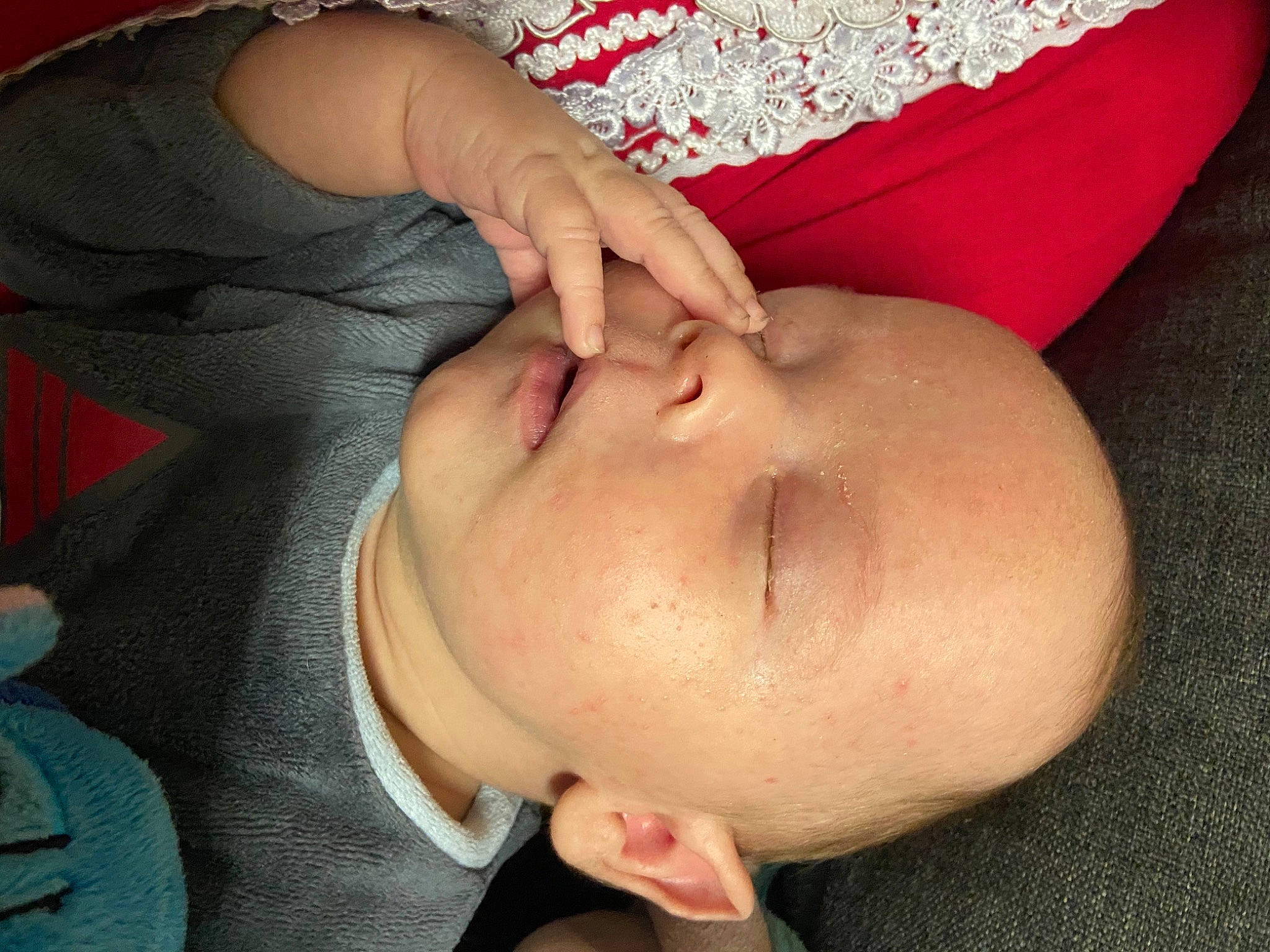 Timaël a rejoint le concours — aidez-le/la à gagner de superbes lots ! abdomen, cheek, chest, ear, elbow, eye, eyebrow, eyelash, finger, gesture, hand, human_body, jaw, lip, mouth, neck, nose, person, shoulder, stomach