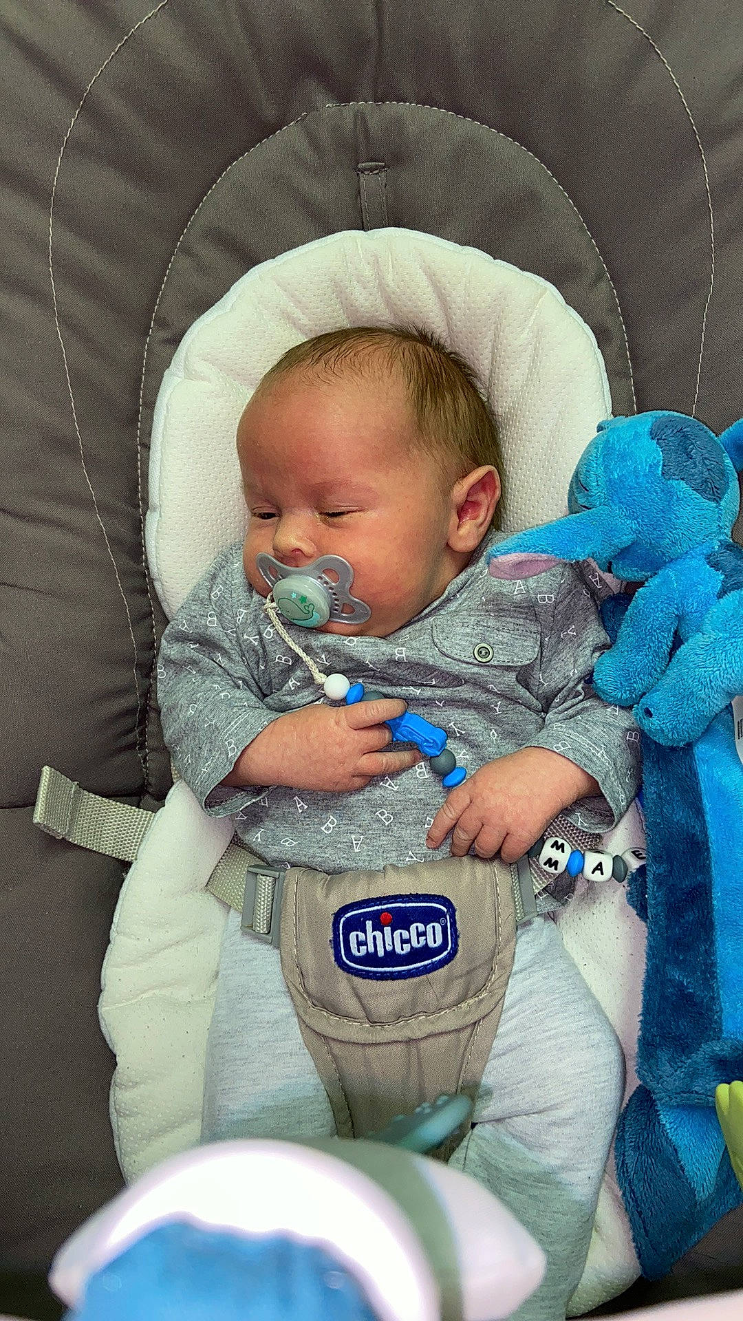 Timaël participe au concours pour gagner de l'argent avec cette photo : baby, baby_carriage, baby_products, baby_sleeping, baby_toddler_clothing, bedtime, cheek, child, comfort, face, fun, iris, linens, mouth, person, product, sitting, skin, textile, toddler