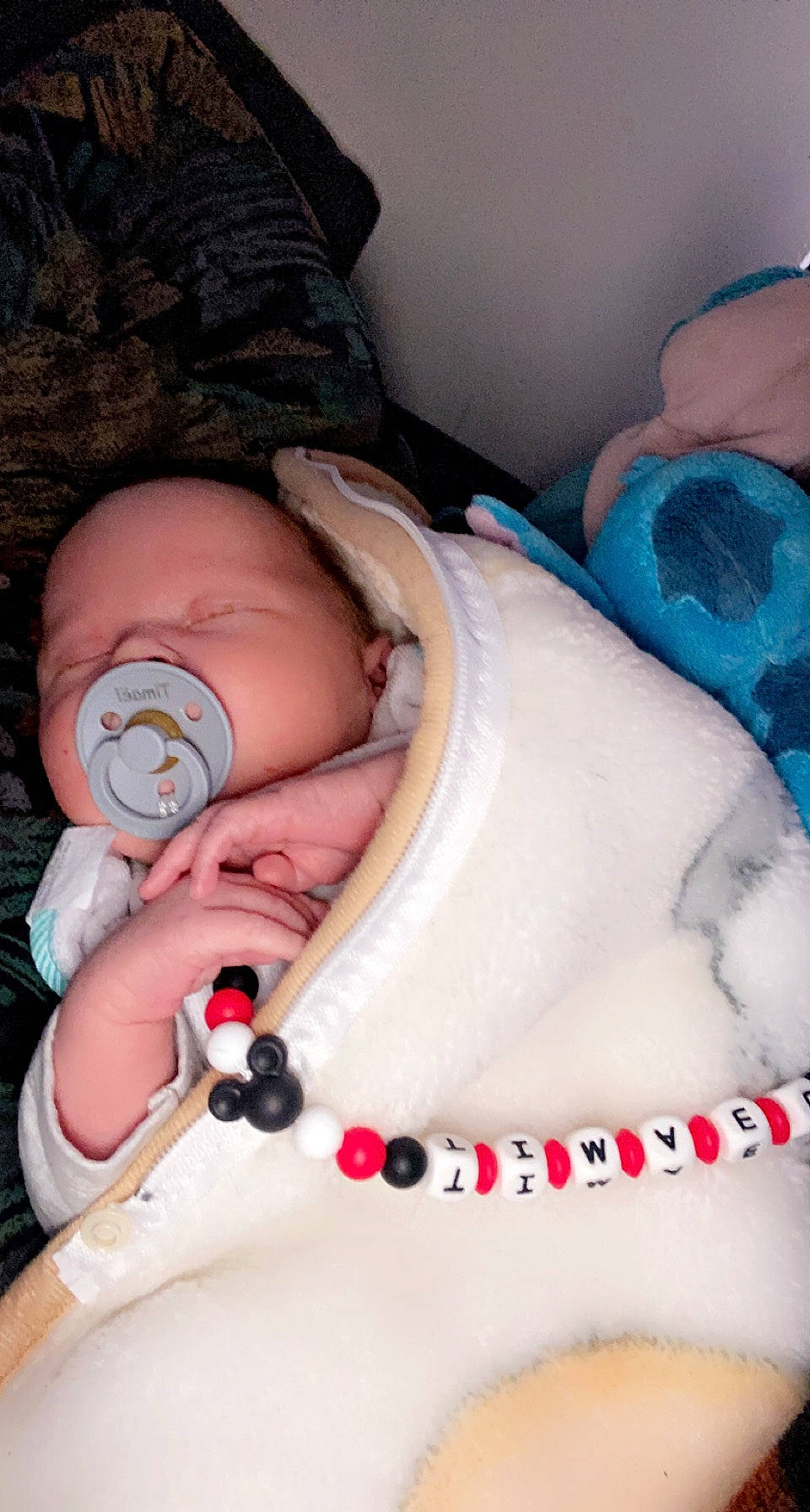 Timaël participe au concours pour gagner de l'argent avec cette photo : baby, baby_toddler_clothing, cheek, child, comfort, eyelash, finger, hat, headgear, lip, mammal, mouth, nail, neck, nose, person, pink, skin, textile, toddler