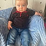 Mylo a rejoint le concours — aidez-le/la à gagner de superbes lots ! baby, child, blue_eyes, black_polo_shirt, jeans, brown_shoes, plush_chair, indoor, curious, serious_expression, cute, infant, casual_clothing, cozy, seated, portrait, human, young_child, floor, wallpaper