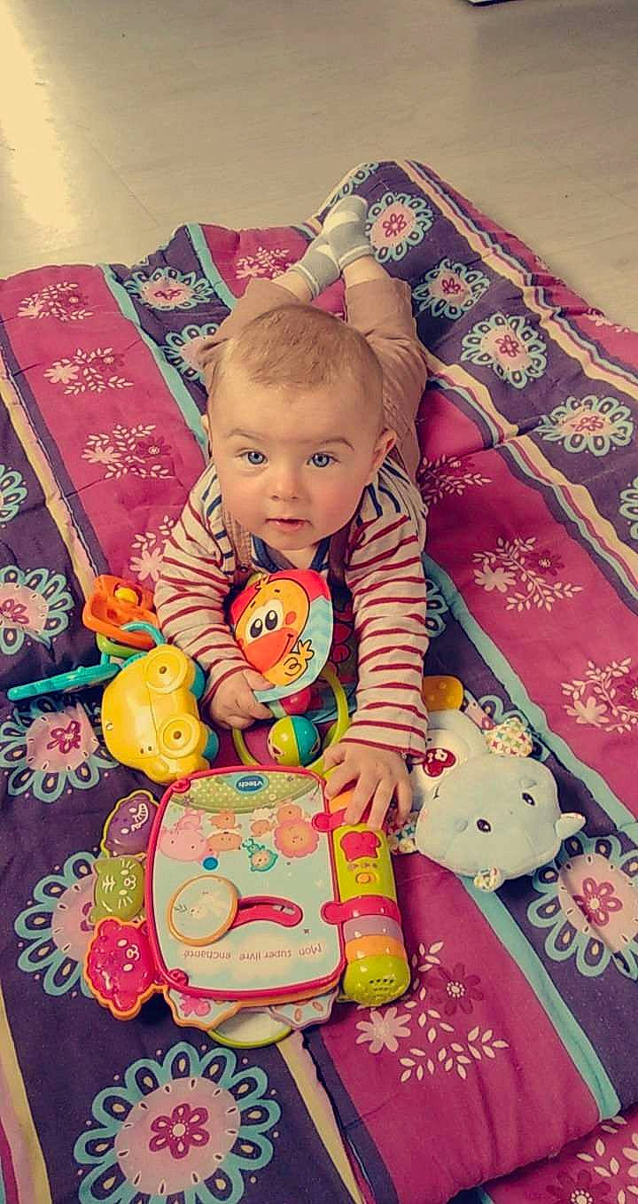 Davy participe au concours pour gagner de l'argent avec cette photo : baby, baby_toys, cheek, child, magenta, nap_mat, person, pink, play, room, textile, toddler, toy