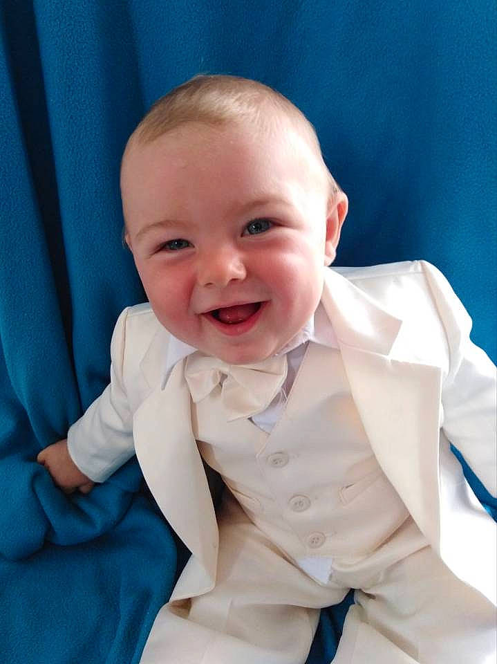 Davy participe au concours pour gagner de l'argent avec cette photo : baby, blue, cheek, child, chin, face, facial_expression, formal_wear, head, joy, laugh, lip, mouth, nose, person, sitting, skin, sleeve, smile, toddler