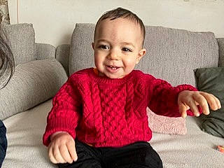 Aylan a rejoint le concours — aidez-le/la à gagner de superbes lots ! baby, baby_toddler_clothing, cheek, child, comfort, couch, facial_expression, finger, flooring, fun, hair, happy, head, iris, joy, neck, person, room, skin, sleeve