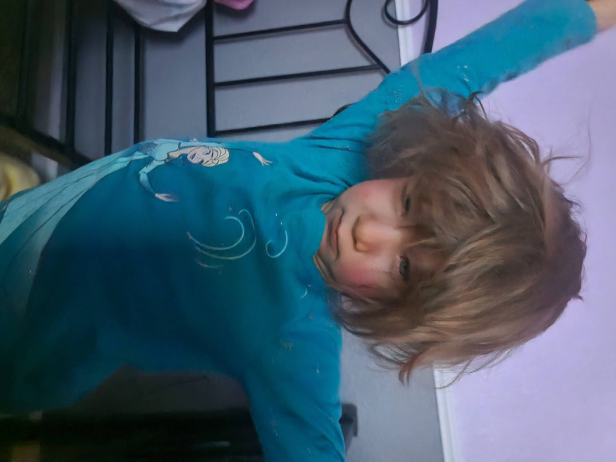 Star is registered to the contest to win money with this photo: child, elbow, electric_blue, fun, leisure, mouth, person, shoulder, sitting, sleeve, t_shirt, toddler