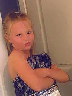 Manon participe au concours pour gagner de l'argent avec cette photo : arm, baby, blond, cheek, child, ear, eye, eyebrow, face, finger, hair, head, iris, leg, mouth, nose, person, skin, smile, thumb