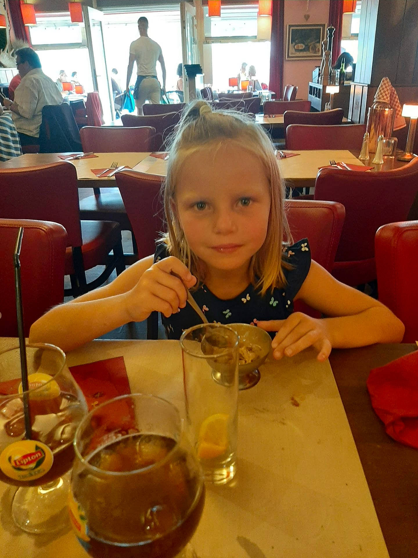 Manon participe au concours pour gagner de l'argent avec cette photo : drink, glass, person, restaurant, wine_glass