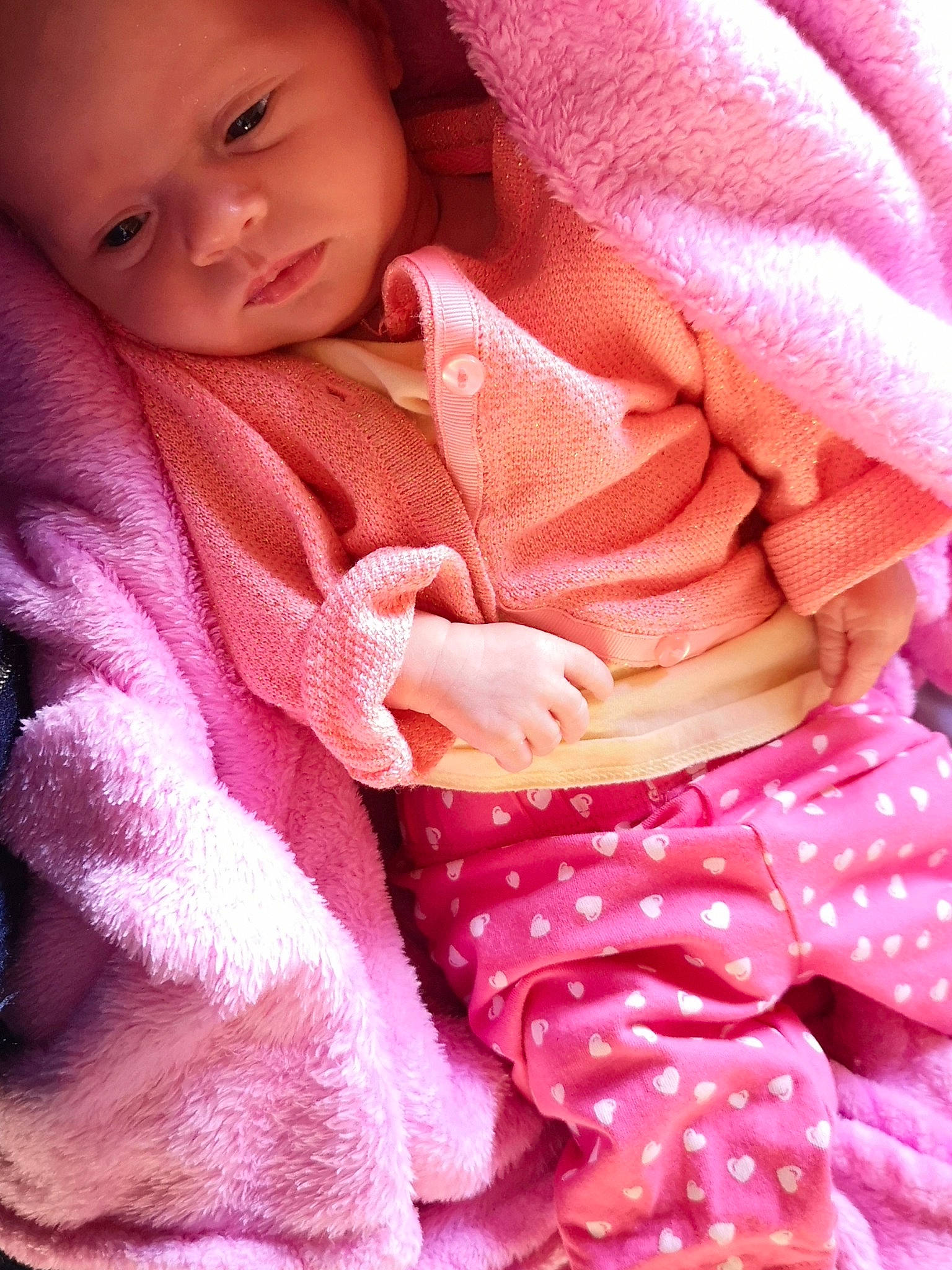 Loucia participe au concours pour gagner de l'argent avec cette photo : baby, beauty, blanket, cheek, child, linens, magenta, peach, person, pink, skin, smile, textile, toddler