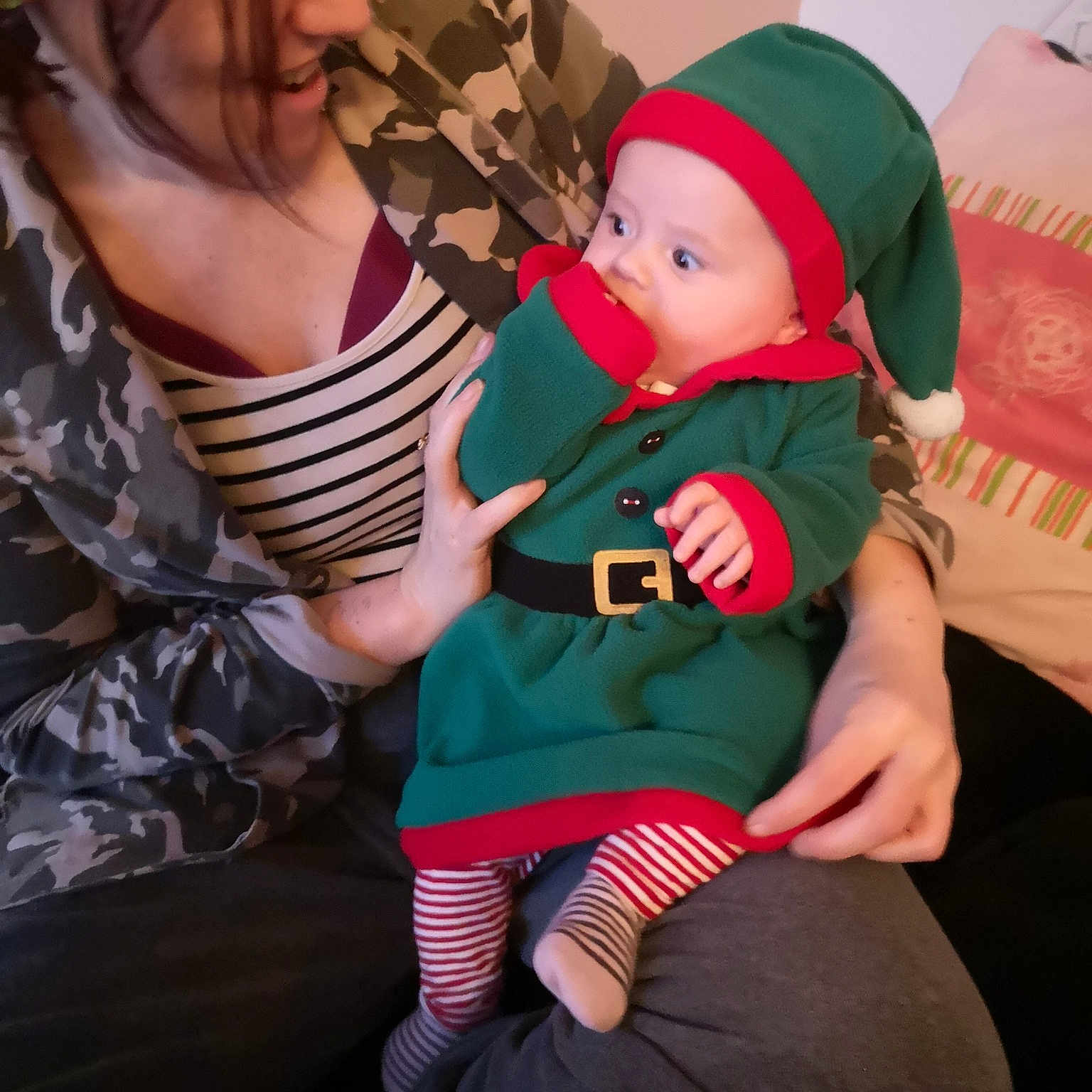 Loucia a rejoint le concours — aidez-le/la à gagner de superbes lots ! baby, child, christmas, christmas_eve, fictional_character, hand, holiday, leg, toddler