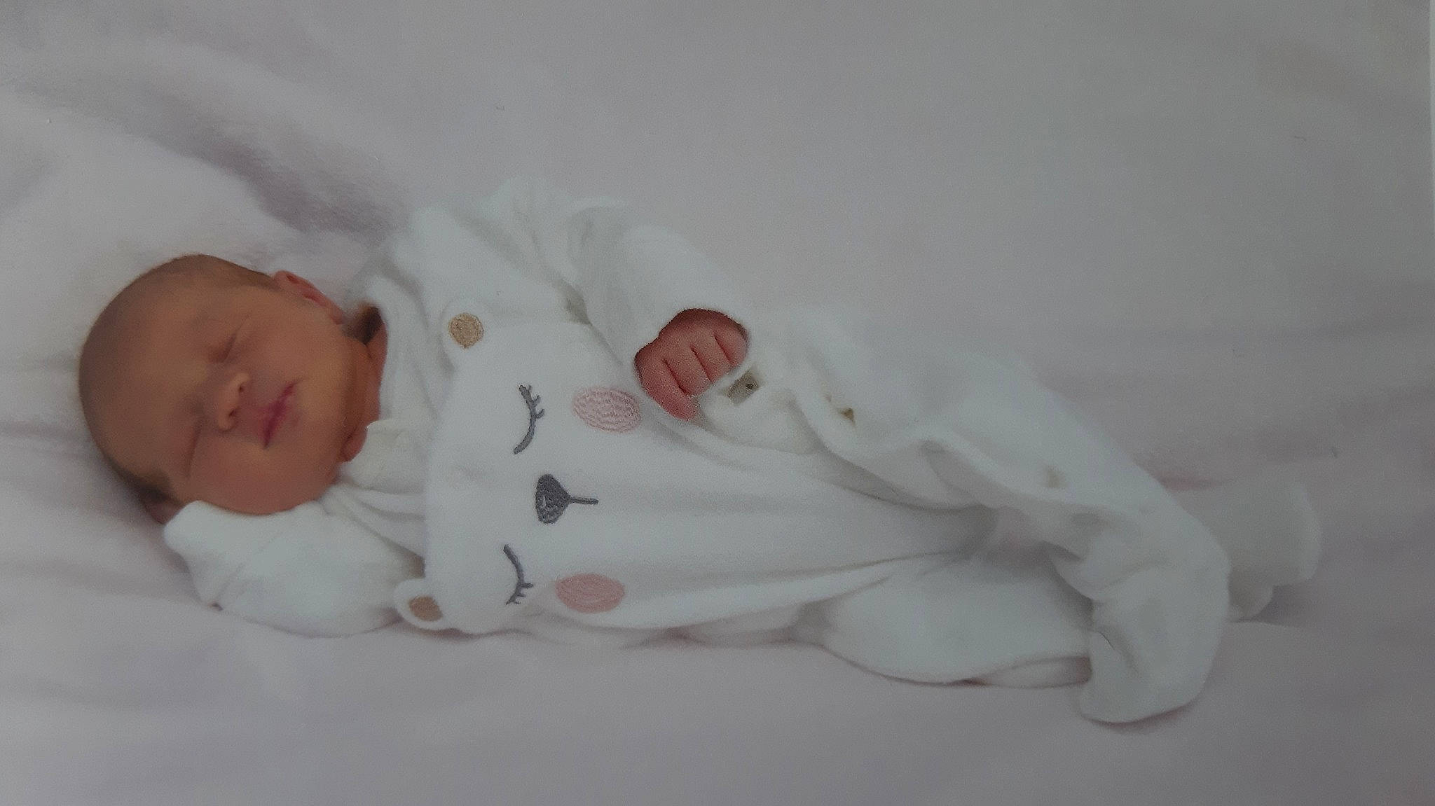 Lya a rejoint le concours — aidez-le/la à gagner de superbes lots ! baby, baby_products, baby_sleeping, baby_toddler_clothing, bedding, bedtime, child, comfort, foot, fur, linens, nap, person, portrait_photography, sitting, sleep, sleeve, toddler