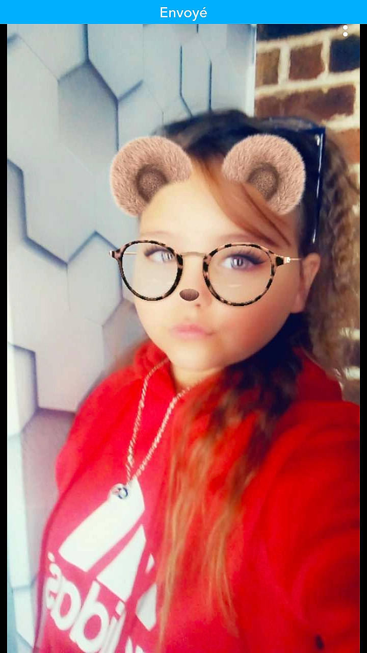 Chanel a rejoint le concours — aidez-le/la à gagner de superbes lots ! beauty, cheek, cool, ear, eye, eyebrow, eyewear, face, forehead, glasses, hair, hair_coloring, hairstyle, lip, long_hair, nose, person, photography, selfie, smile