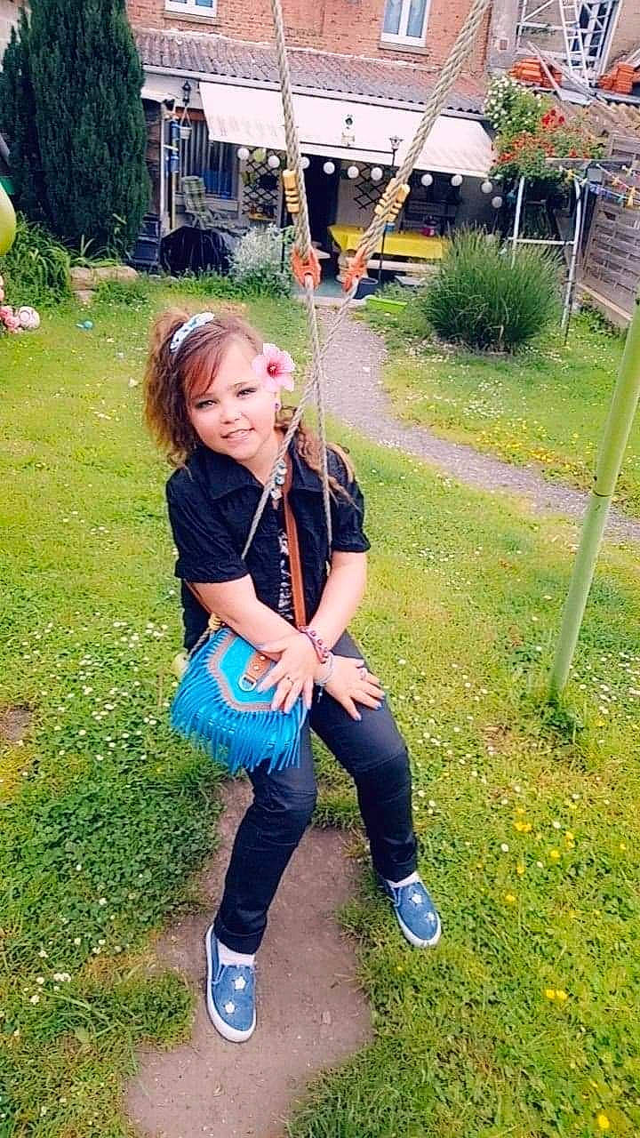 Chanel a rejoint le concours — aidez-le/la à gagner de superbes lots ! child_model, fun, grass, happy, jeans, joy, long_hair, person, plant, play, shoe, smile, swing, tree