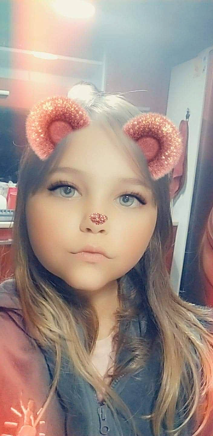 Chanel participe au concours pour gagner de l'argent avec cette photo : beauty, blond, brown_hair, cheek, chin, ear, eye, eyebrow, eyelash, face, forehead, hair, hair_coloring, hairstyle, headwear, lip, long_hair, nose, organ, person