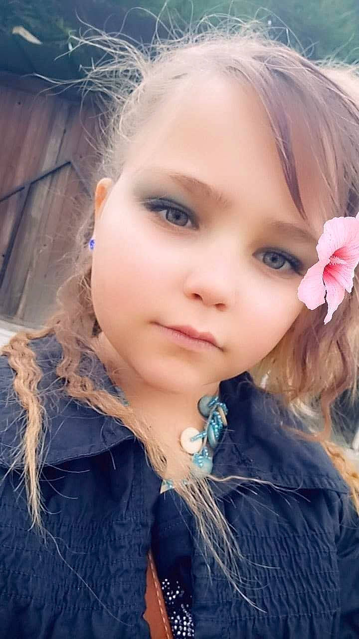 Chanel participe au concours pour gagner de l'argent avec cette photo : beauty, blond, brown_hair, cheek, child, child_model, chin, eye, eyebrow, eyelash, face, forehead, hair, hairstyle, head, lip, long_hair, nose, person, pink