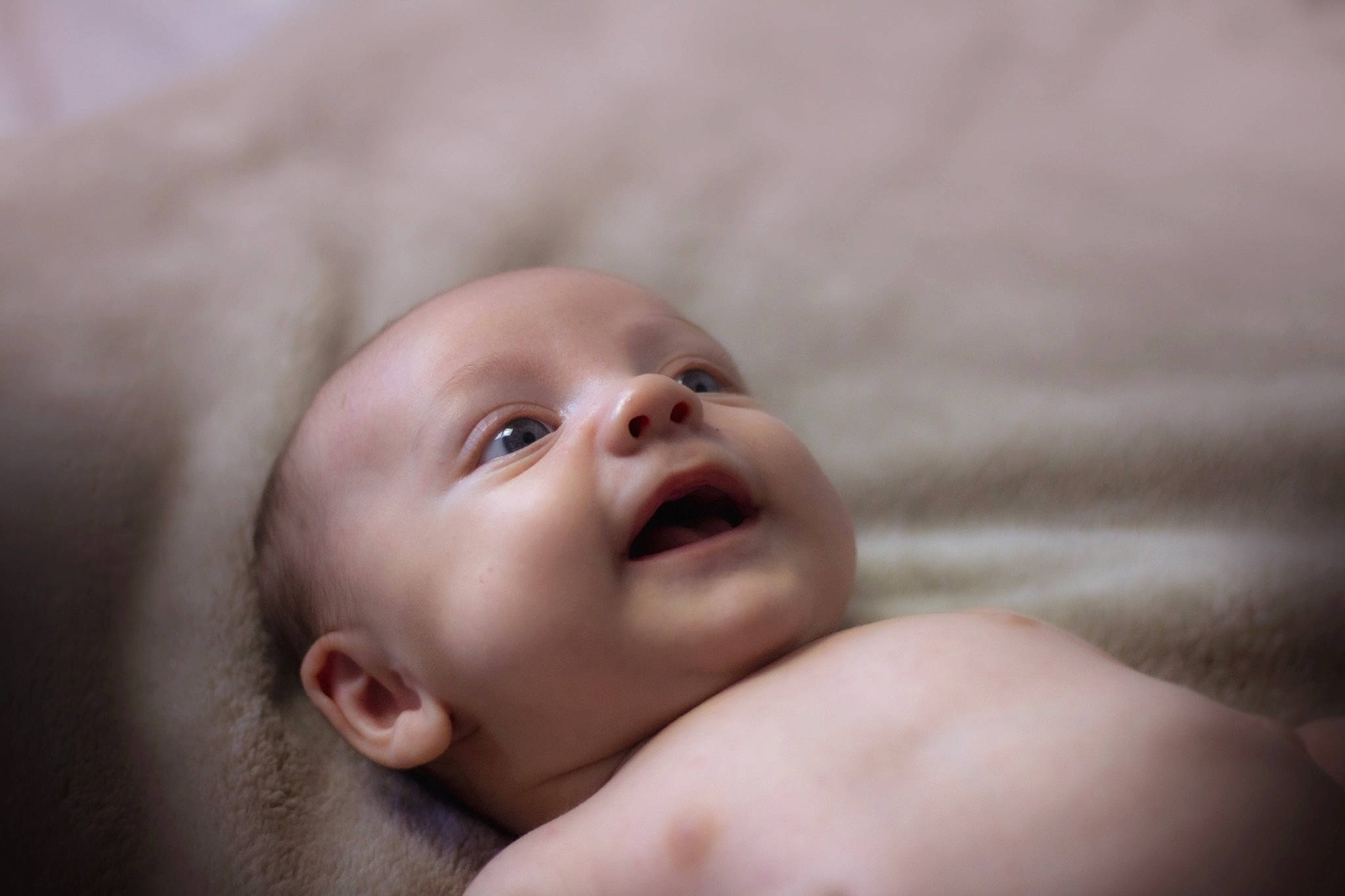 Mahé a rejoint le concours — aidez-le/la à gagner de superbes lots ! baby, cheek, child, comfort, eye, eyelash, face, flash_photography, hand, happy, head, human_body, iris, lip, monochrome, monochrome_photography, nose, person, portrait_photography, smile