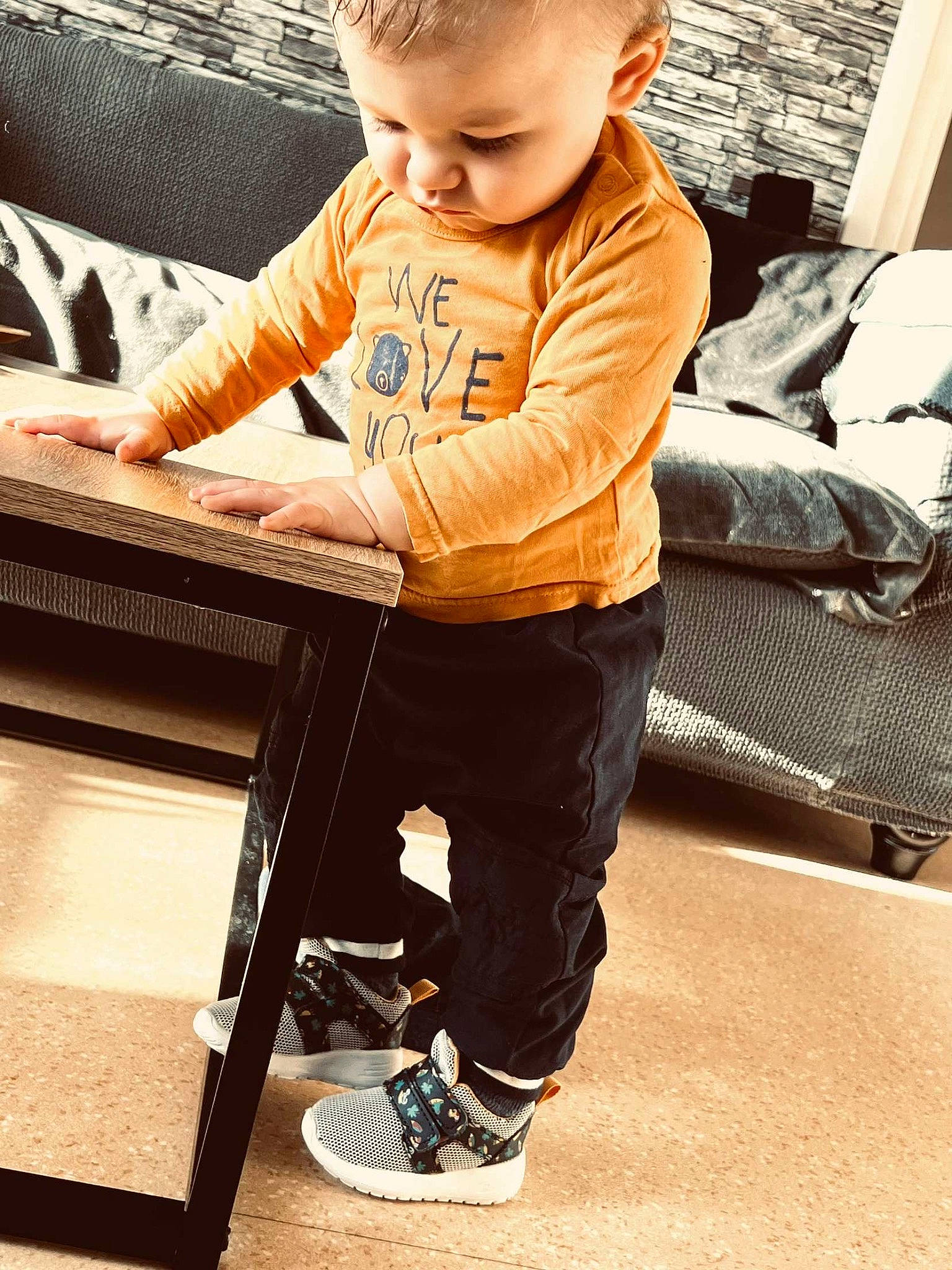 Gianni a rejoint le concours — aidez-le/la à gagner de superbes lots ! baby, baby_toddler_clothing, child, comfort, cool, floor, flooring, hand, happy, human_leg, knee, leg, person, room, shoe, sitting, sleeve, sneakers, t_shirt, toddler