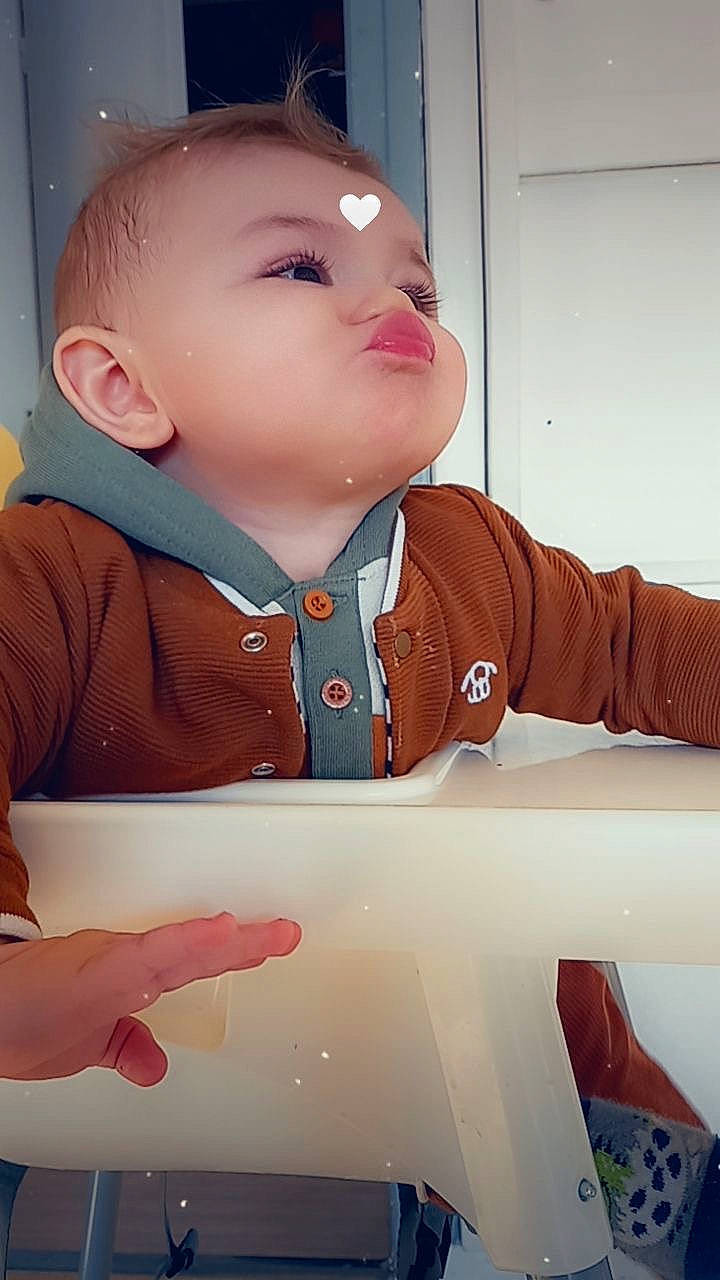 Gianni participe au concours pour gagner de l'argent avec cette photo : baby, baby_toddler_clothing, cheek, child, collar, finger, gesture, happy, hood, hoodie, jacket, neck, nose, peach, person, personal_protective_equipment, selfie, sleeve, t_shirt, thumb