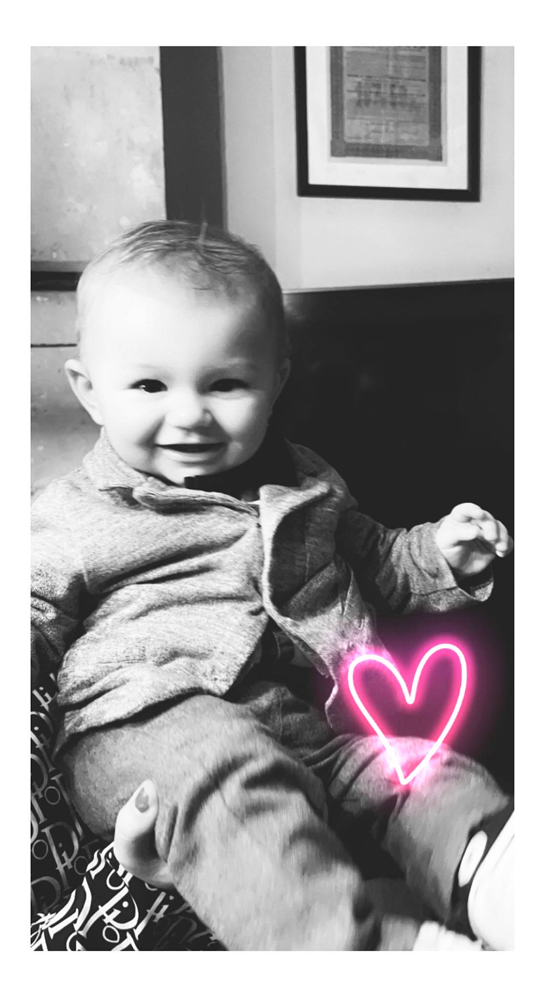 Gianni a rejoint le concours — aidez-le/la à gagner de superbes lots ! baby, baby_toddler_clothing, black, black_and_white, cheek, child, flash_photography, gesture, happy, joy, monochrome, monochrome_photography, person, photograph, picture_frame, sleeve, smile, snapshot, standing, style