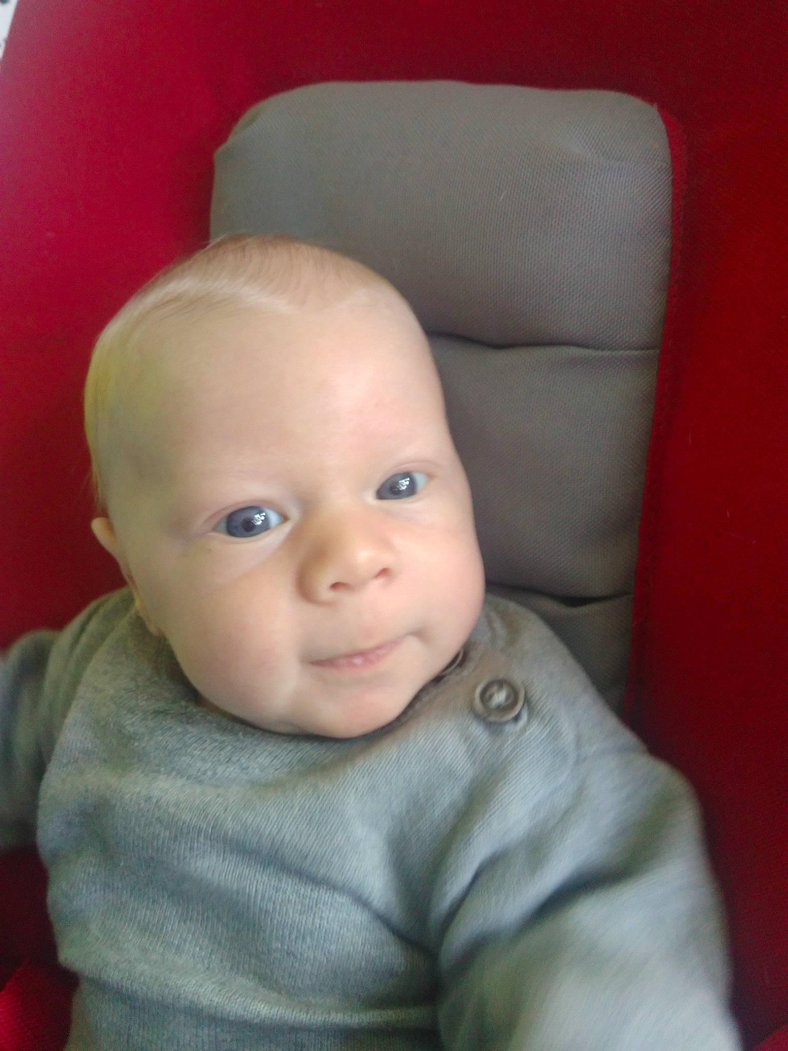 Eloan a rejoint le concours — aidez-le/la à gagner de superbes lots ! baby, baby_toddler_clothing, cheek, child, chin, comfort, eye, eyebrow, forehead, head_restraint, iris, jaw, lip, mouth, person, red, skin, sleeve, sweater, toddler