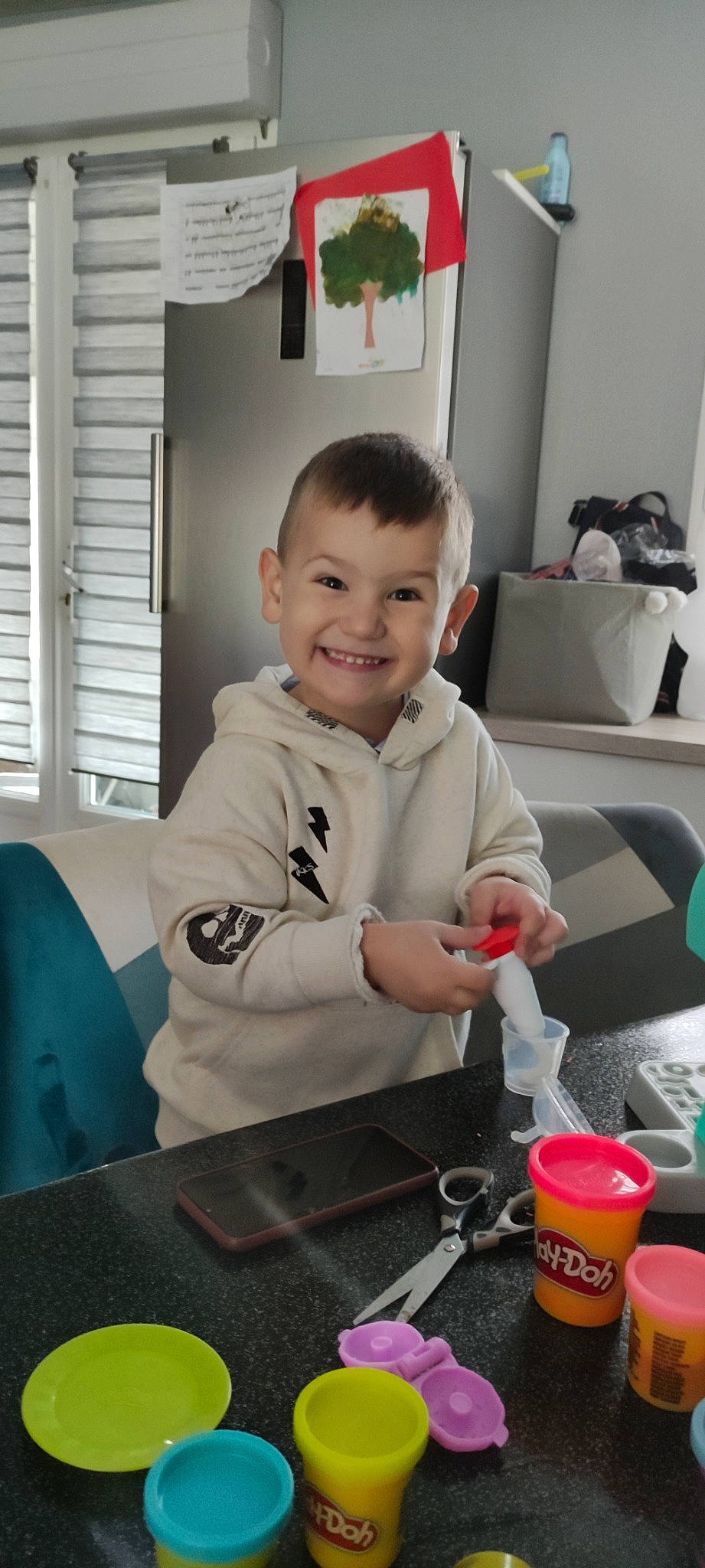 Jules a rejoint le concours — aidez-le/la à gagner de superbes lots ! automotive_design, baby, child, flooring, happy, hoodie, jacket, joy, person, plastic_bottle, play, room, sitting, sleeve, smile, t_shirt, table, toddler, water_bottle, window_blind