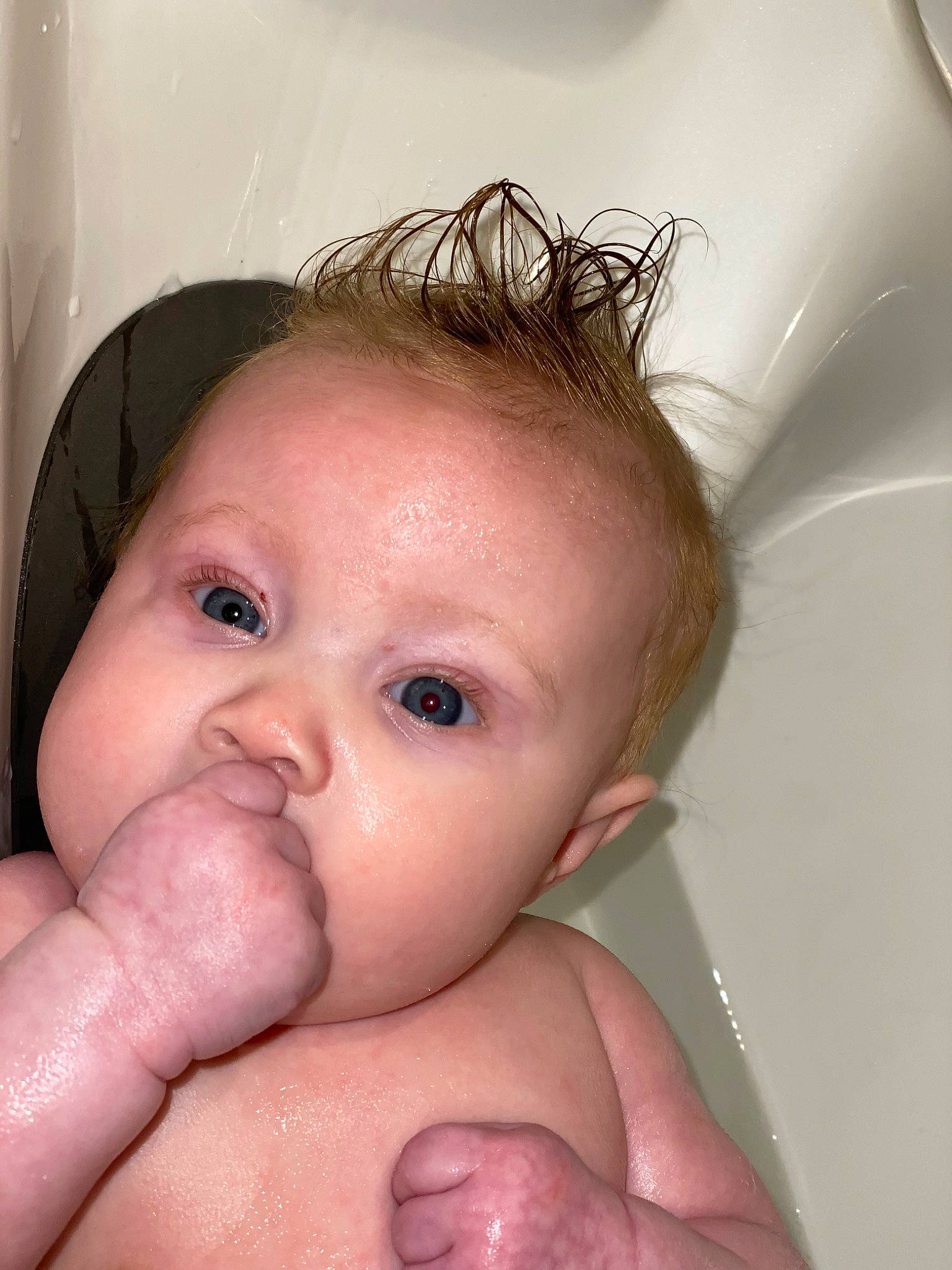 Jazelle is registered to the contest to win money with this photo: baby, baby_bathing, bathing, bathtub, cheek, child, chin, eye, eyebrow, face, finger, forehead, hand, head, lip, mouth, neck, nose, person, skin