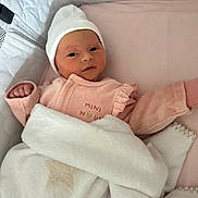 Romy participe au concours pour gagner de l'argent avec cette photo : newborn, baby, blanket, pink, hat, infant, bed, sleepwear, soft, cute, cozy, child, face, person, portrait, resting, indoors, sleeping_area, warm, comfort