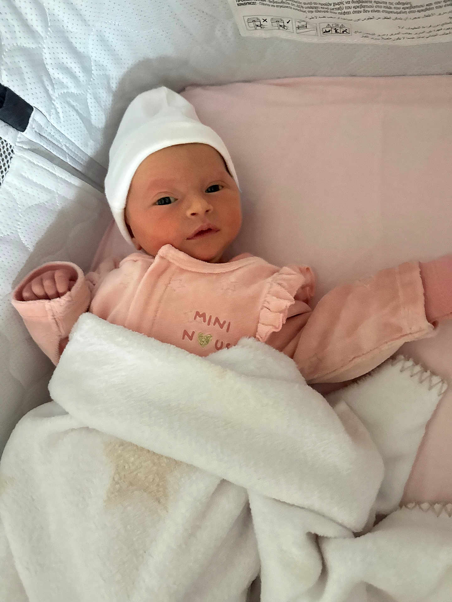 Romy participe au concours pour gagner de l'argent avec cette photo : newborn, baby, blanket, pink, hat, infant, bed, sleepwear, soft, cute, cozy, child, face, person, portrait, resting, indoors, sleeping_area, warm, comfort