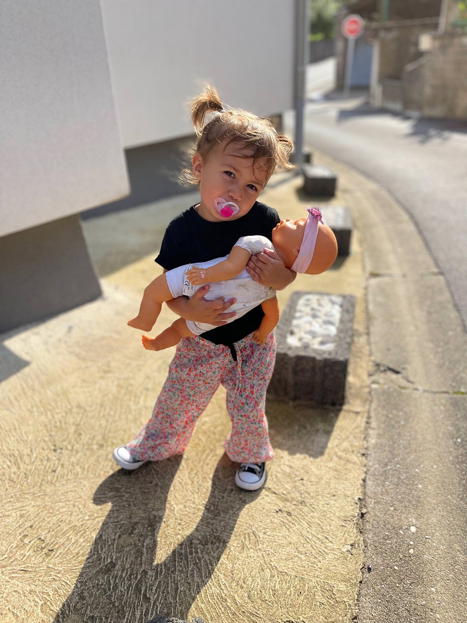 Inaya participe au concours pour gagner de l'argent avec cette photo : asphalt, boot, eyewear, flooring, fun, gesture, happy, human_leg, knee, leisure, pedestrian, person, recreation, road, road_surface, sidewalk, sitting, standing, street_fashion, toddler