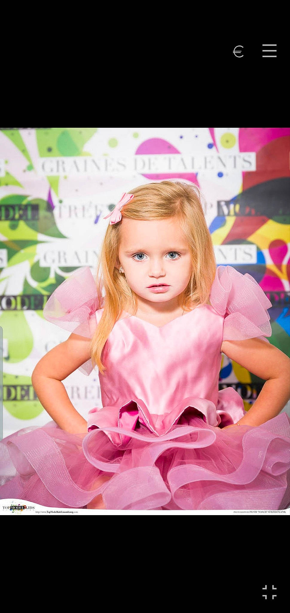 Esther participe au concours pour gagner de l'argent avec cette photo : blond, child, child_model, dress, hair_accessory, happy, long_hair, person, photography, pink, sitting, smile, toddler