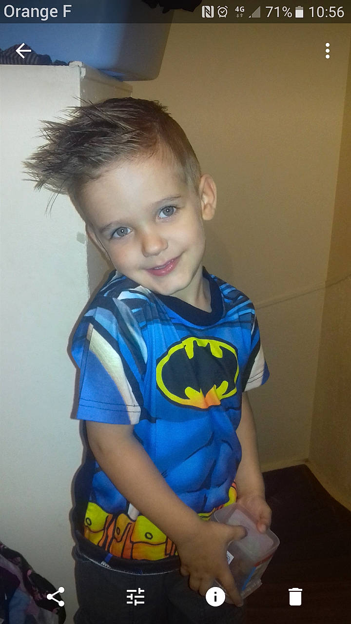 Maëron a rejoint le concours — aidez-le/la à gagner de superbes lots ! arm, batman, child, cool, costume, fictional_character, hairstyle, head, joy, justice_league, mouth, person, skin, sleeve, smile, standing, superhero, superman, t_shirt, toddler