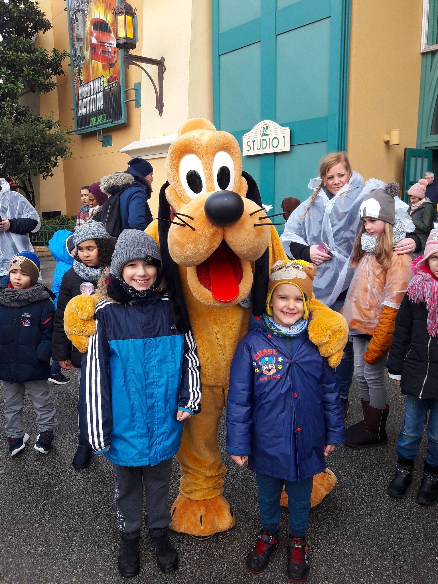 Maëron participe au concours pour gagner de l&#x27;argent avec cette photo : animated_cartoon, carnival, costume, event, fun, headwear, joy, leisure, mascot, person, team, tourism, vacation