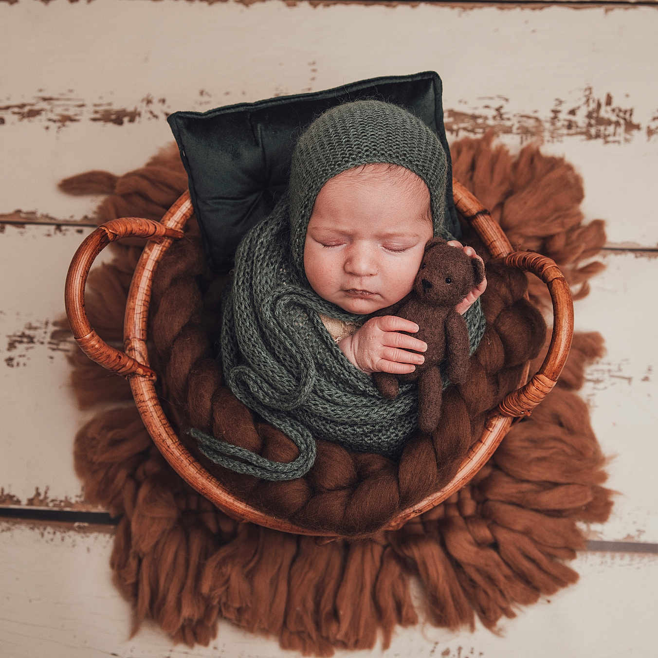 Maï a rejoint le concours — aidez-le/la à gagner de superbes lots ! baby, basket, brown_blanket, child, closeup, cozy, cute, hands, infant, knitted_hat, knitted_wrap, newborn, peaceful, portrait, resting, sleeping, soft_texture, teddy_bear, wooden_floor, wrapped