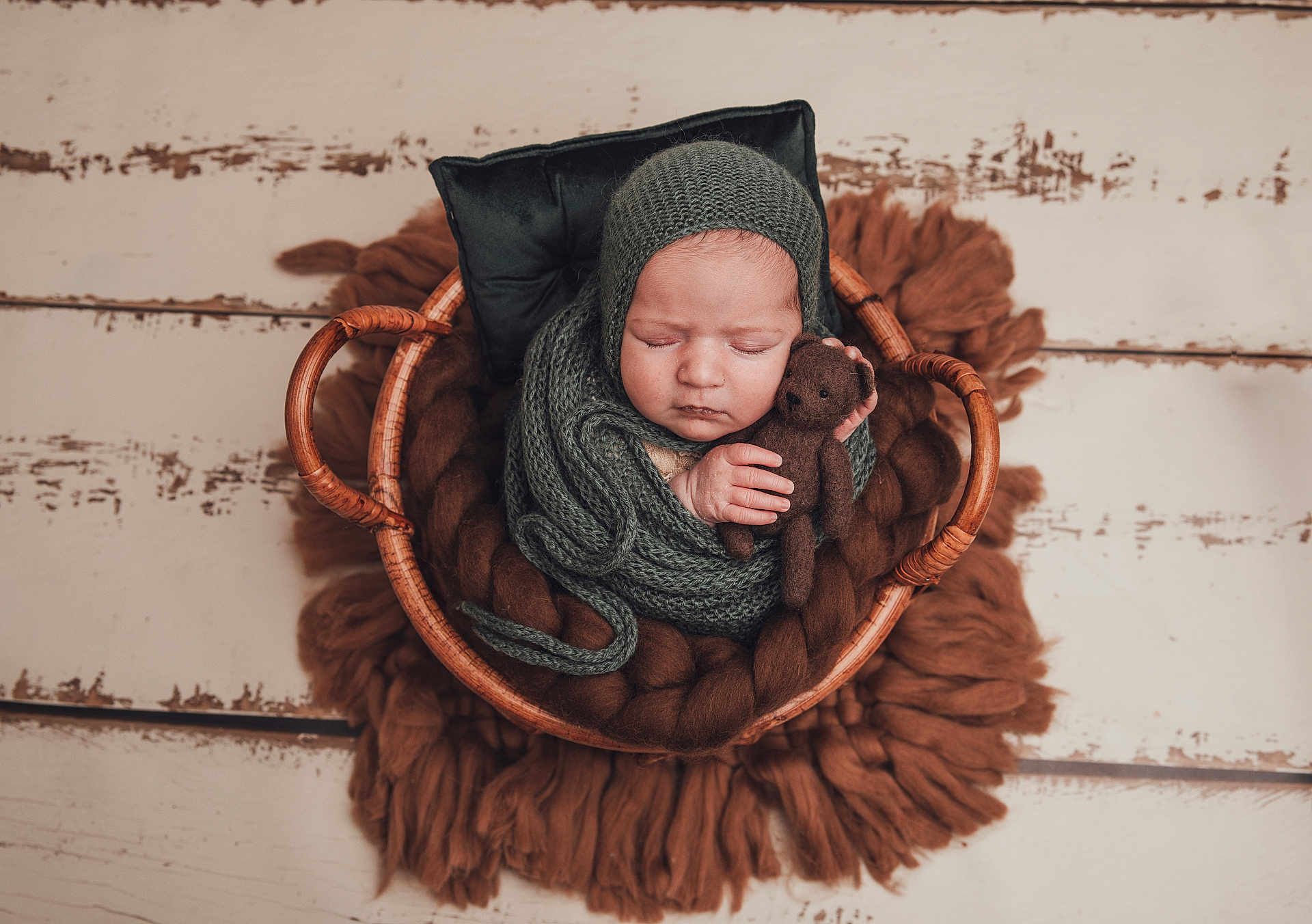 Maï a rejoint le concours — aidez-le/la à gagner de superbes lots ! baby, newborn, sleeping, basket, knitted_wrap, knitted_hat, teddy_bear, brown_blanket, cozy, infant, cute, portrait, soft_texture, resting, child, peaceful, wooden_floor, wrapped, hands, closeup