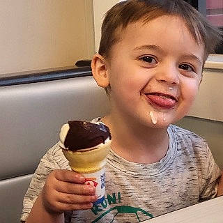 Kamerin is registered to the contest to win money with this photo: cuisine, dairy, dessert, dondurma, drink, food, frozen_dessert, fun, gelato, happy, ice_cream, ice_cream_cone, ingredient, joy, nose, person, smile, sorbetes, soy_ice_cream, sweetness