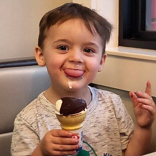Kamerin is registered to the contest to win money with this photo: chocolate_ice_cream, cuisine, dairy, dessert, dondurma, finger, food, food_craving, frozen_dessert, gelato, gesture, ice_cream, ice_cream_cone, joy, person, picture_frame, smile, soft_serve_ice_creams, sorbetes, soy_ice_cream