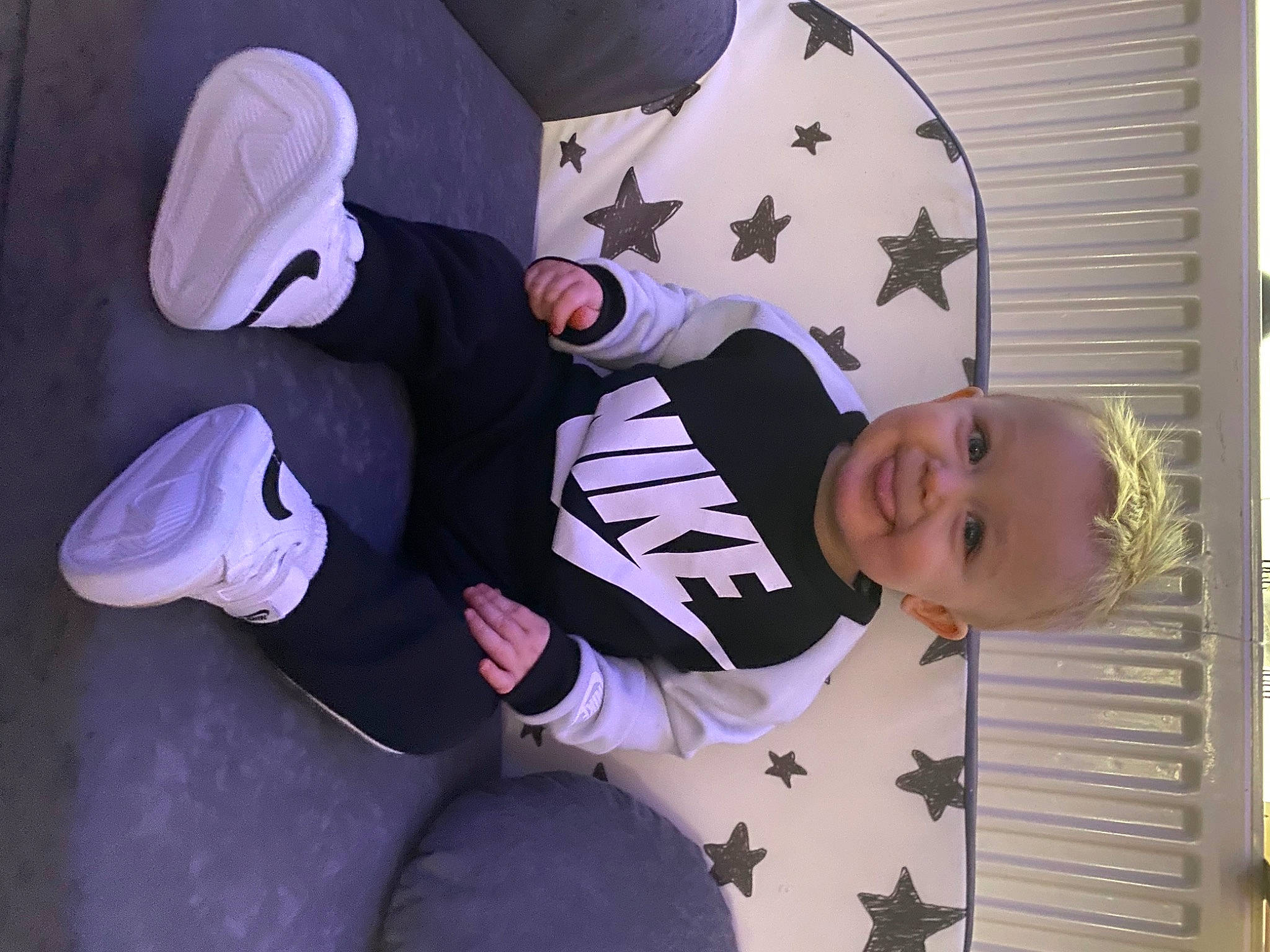 Paolo a rejoint le concours — aidez-le/la à gagner de superbes lots ! baby, baseball_cap, cap, carmine, child, costume_hat, fun, gesture, happy, hat, holiday, joy, person, plant, purple, sitting, smile, sun_hat, t_shirt, toddler