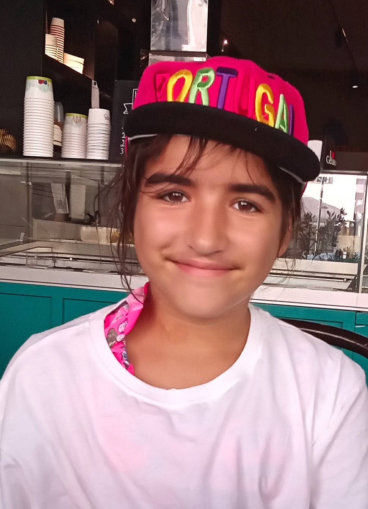 Nohéa participe au concours pour gagner de l'argent avec cette photo : baseball_cap, cap, child, fashion_accessory, fun, happy, hat, headwear, joy, magenta, person, personal_protective_equipment, selfie, smile, t_shirt, travel, vacation