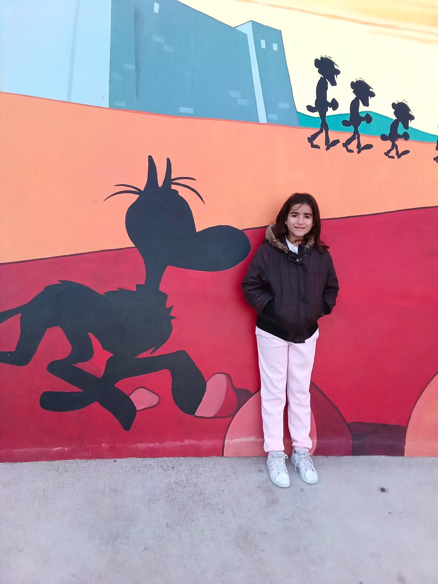 Nohéa participe au concours pour gagner de l'argent avec cette photo : advertising, art, carmine, facade, font, gesture, graffiti, graphic_design, graphics, illustration, joy, magenta, modern_art, mural, paint, painting, person, shadow, street_art, visual_arts