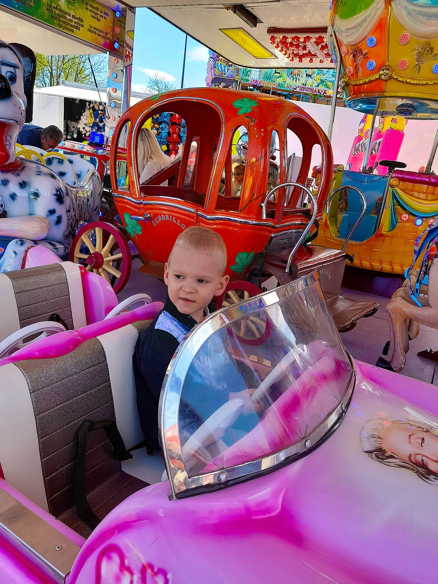 Lorenzio a rejoint le concours — aidez-le/la à gagner de superbes lots ! auto_part, automotive_design, automotive_exterior, baby, baby_products, car_seat, child, event, family_car, fun, leisure, luxury_vehicle, magenta, motor_vehicle, person, pink, product, recreation, room, toddler