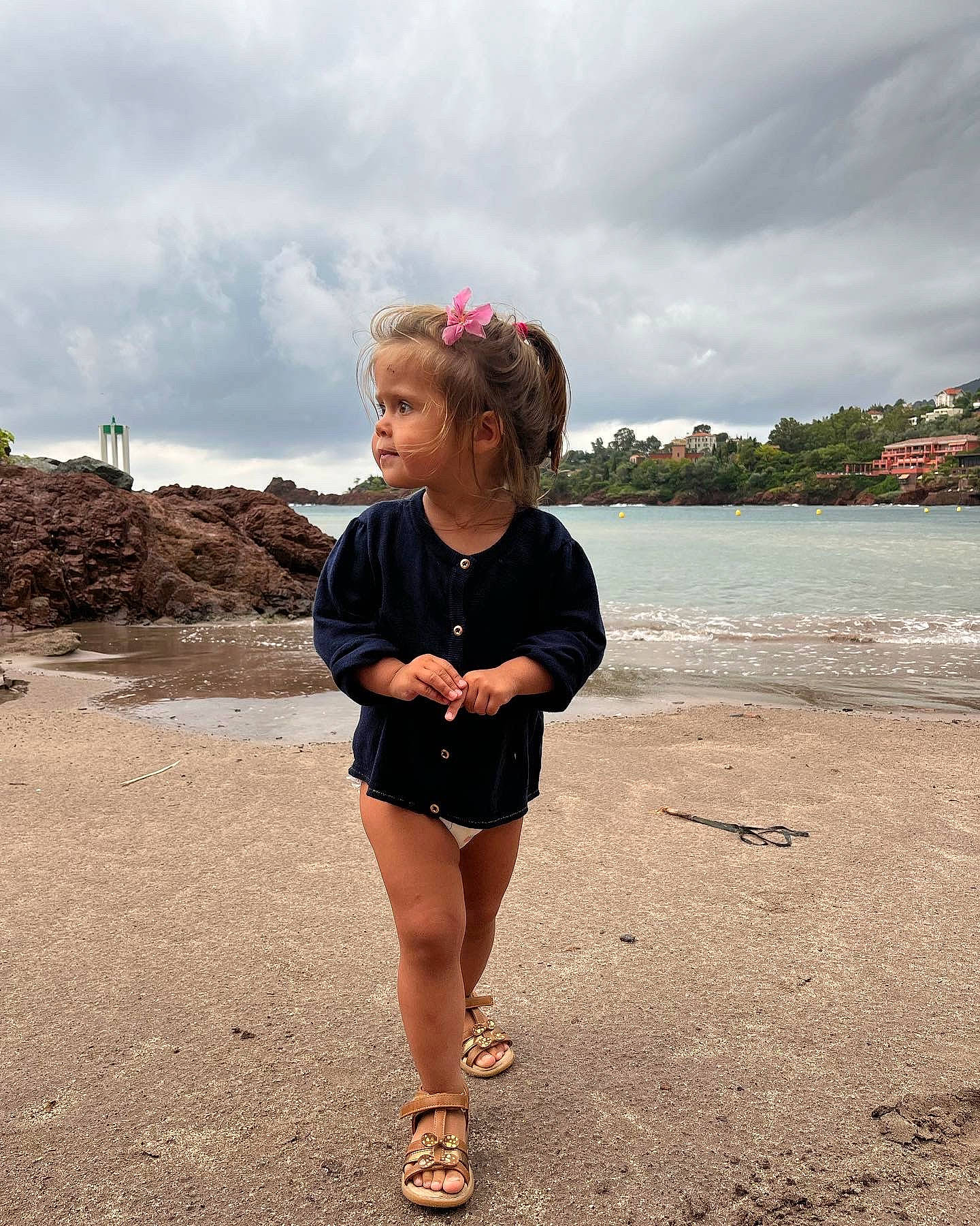 Luna a rejoint le concours — aidez-le/la à gagner de superbes lots ! beach, cloud, coastal_and_oceanic_landforms, flash_photography, fun, happy, horizon, human_leg, landscape, leisure, people_in_nature, person, rock, sand, sky, sleeve, toddler, travel, tree, water