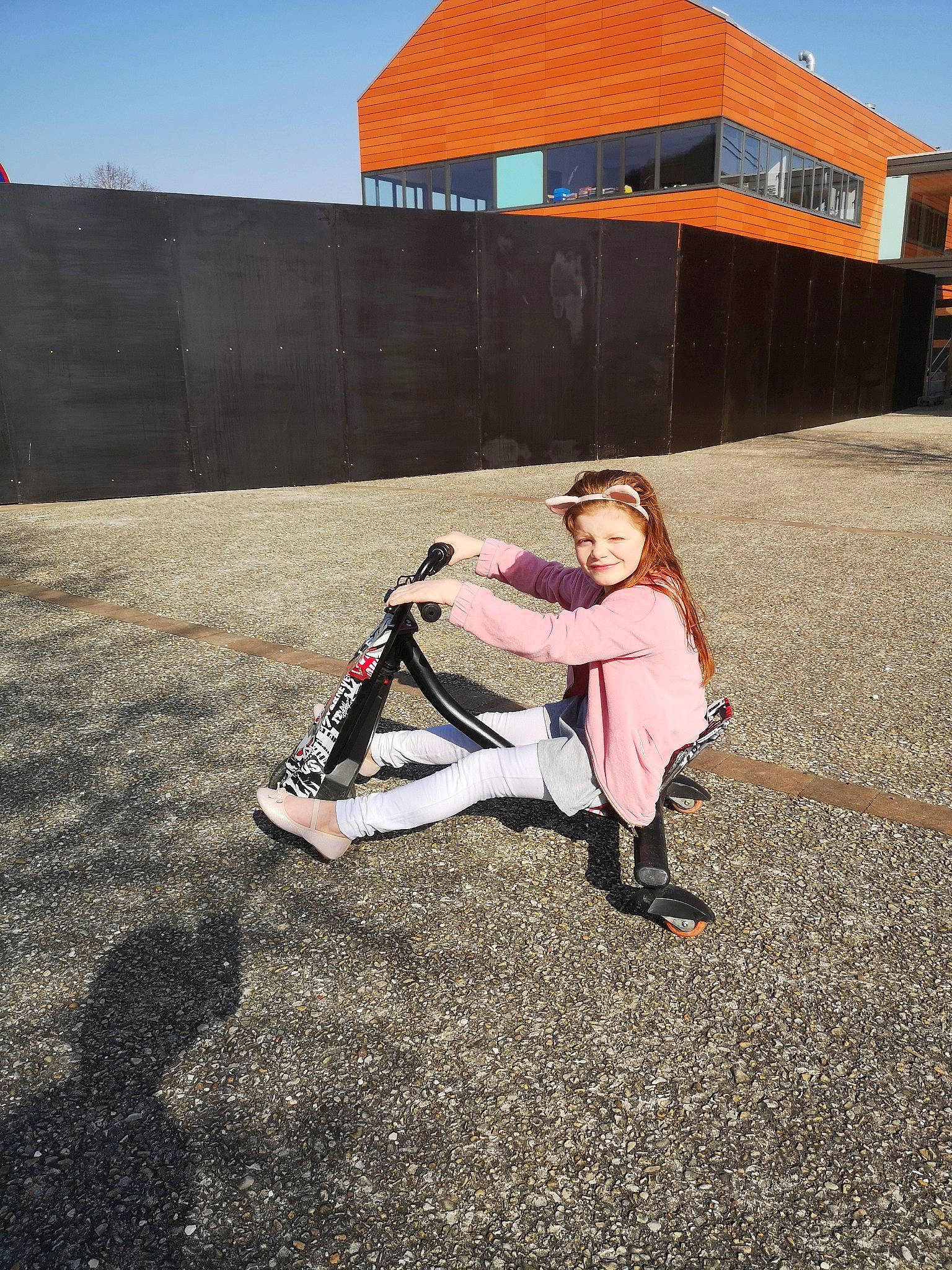 Lola a rejoint le concours — aidez-le/la à gagner de superbes lots ! asphalt, joy, person, photography, sitting