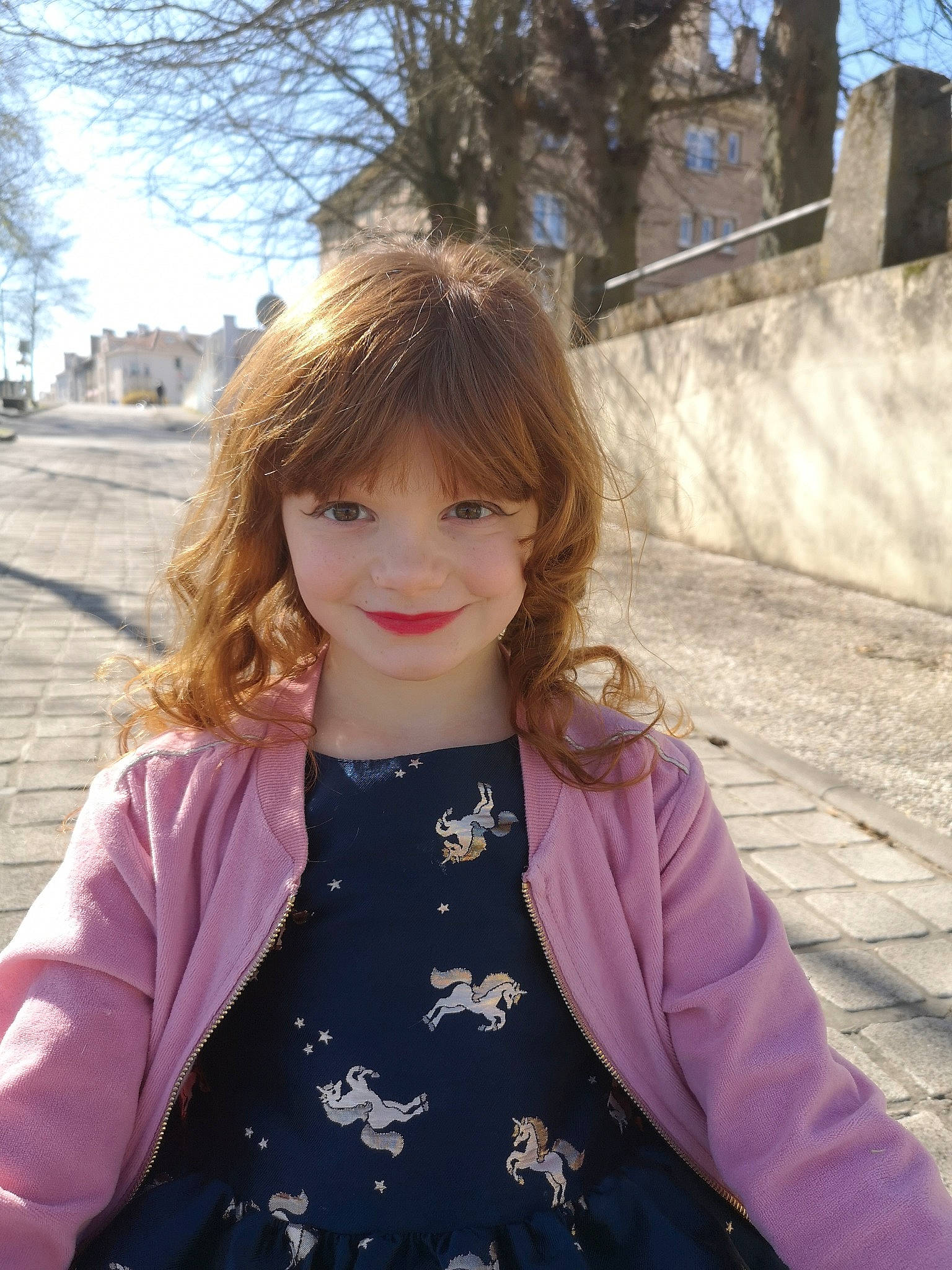 Lola a rejoint le concours — aidez-le/la à gagner de superbes lots ! bangs, beauty, blond, brown_hair, child, child_model, face, fawn, hair, hairstyle, joy, lip, long_hair, outerwear, person, photography, pink, smile, winter
