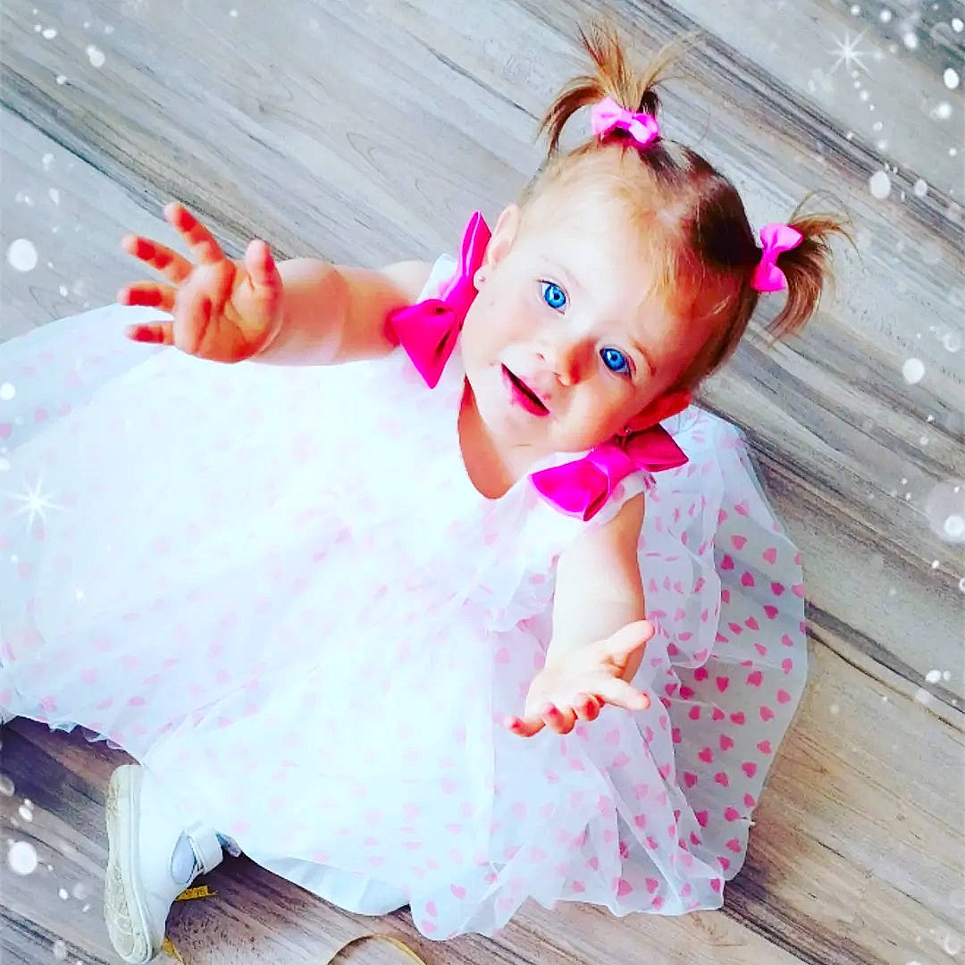 Kessy a rejoint le concours — aidez-le/la à gagner de superbes lots ! baby_toys, brown_hair, child, doll, dress, fashion_accessory, fawn, figurine, hair_accessory, happy, headgear, headpiece, long_hair, magenta, mythical_creature, person, petal, pink, purple, toy